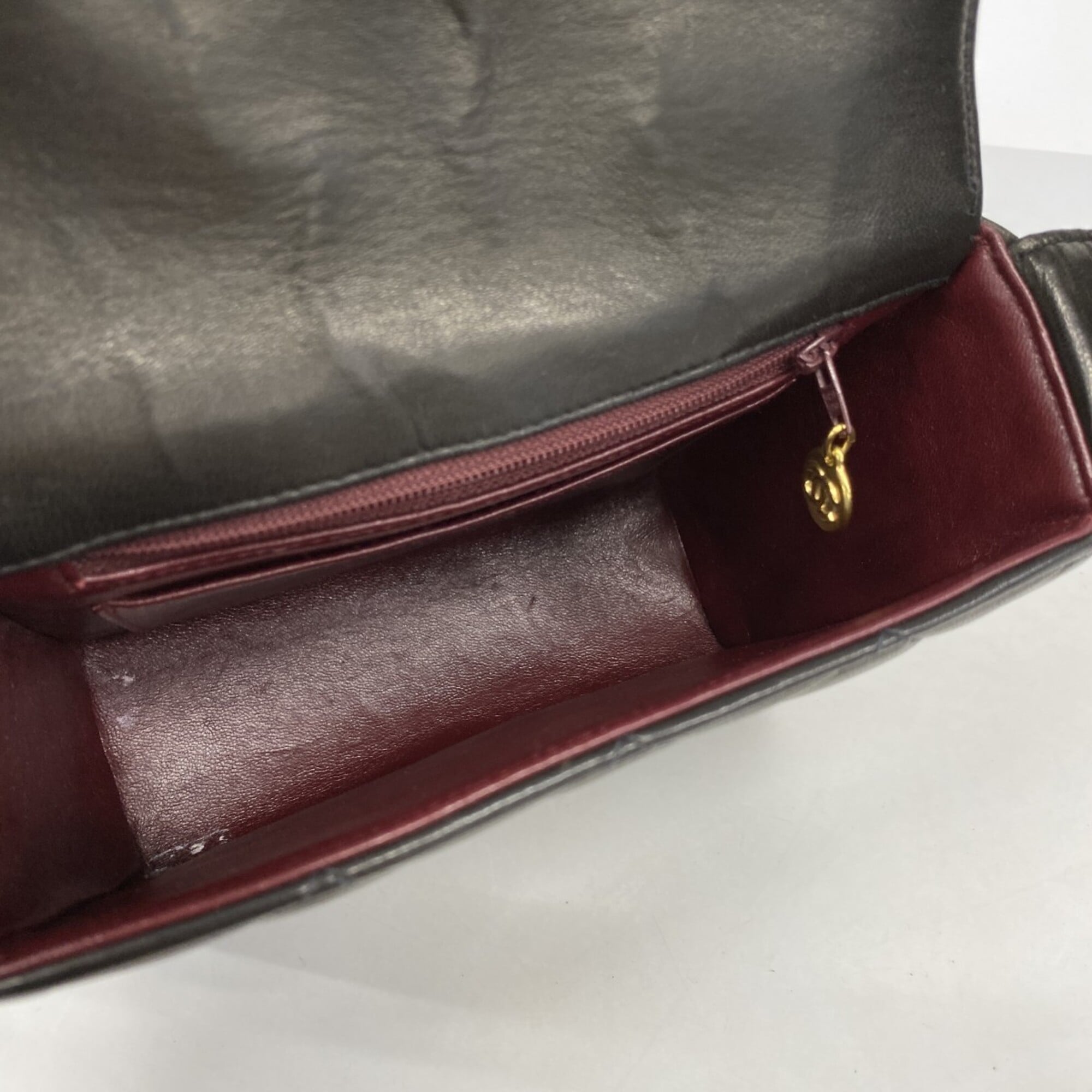 Chanel Black Leather Shoulder Bag (Pre-Owned)