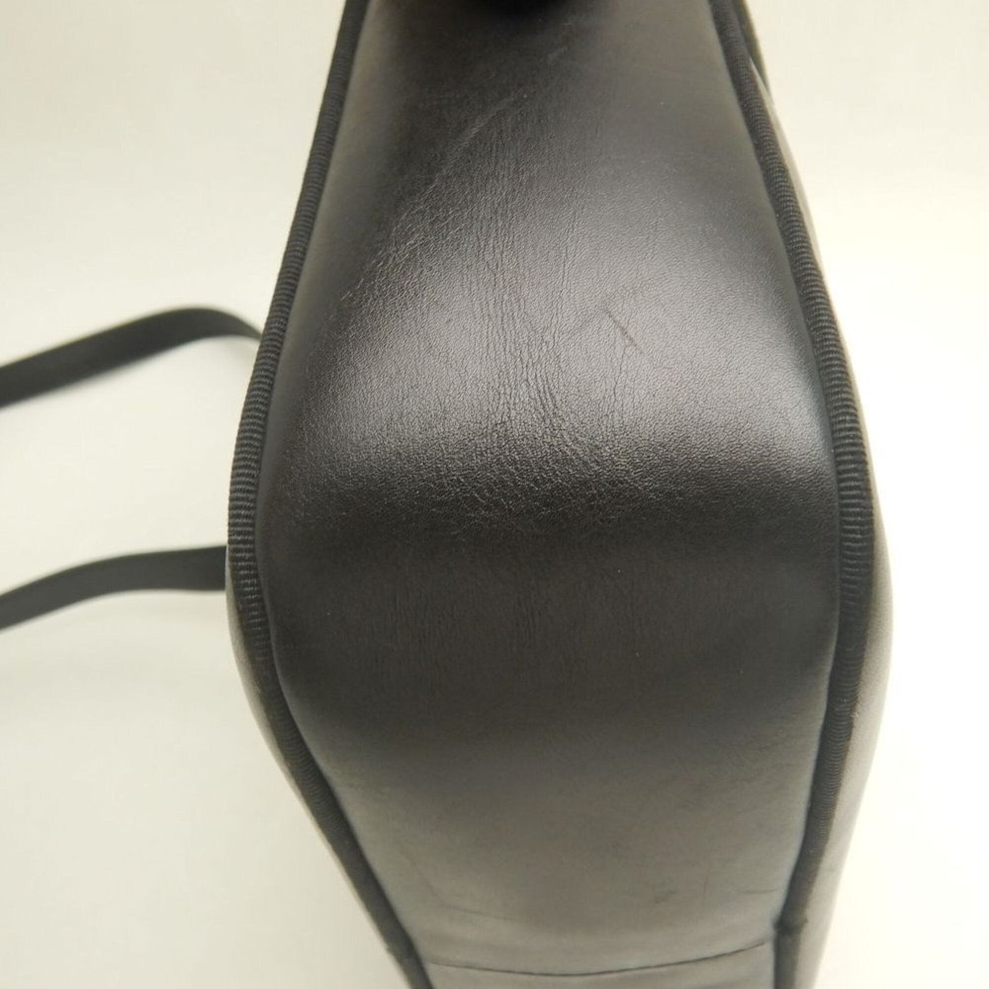 Salvatore Ferragamo Vara Black Leather Shoulder Bag (Pre-Owned)