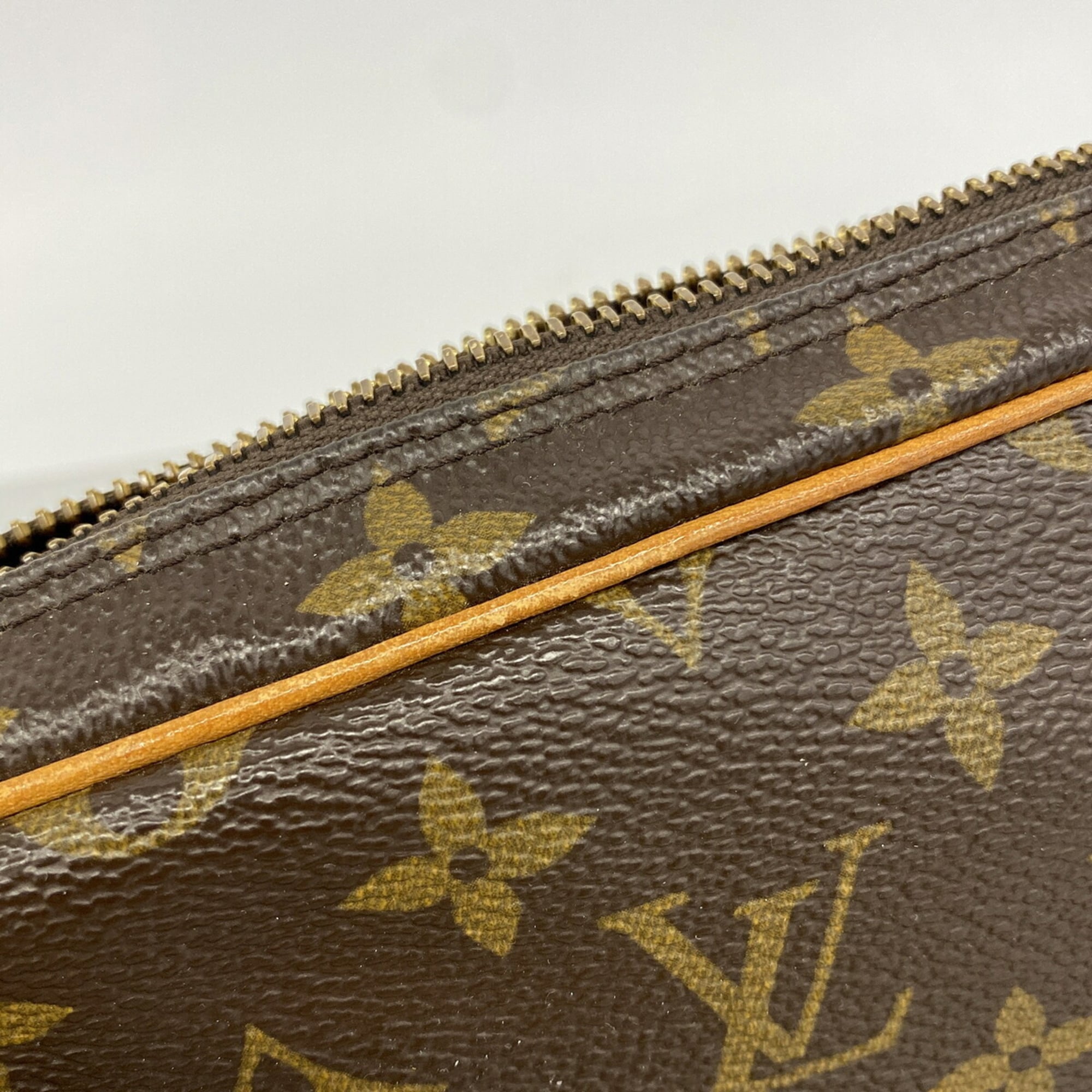 Louis Vuitton Brown Clutch Bag (Pre-Owned)