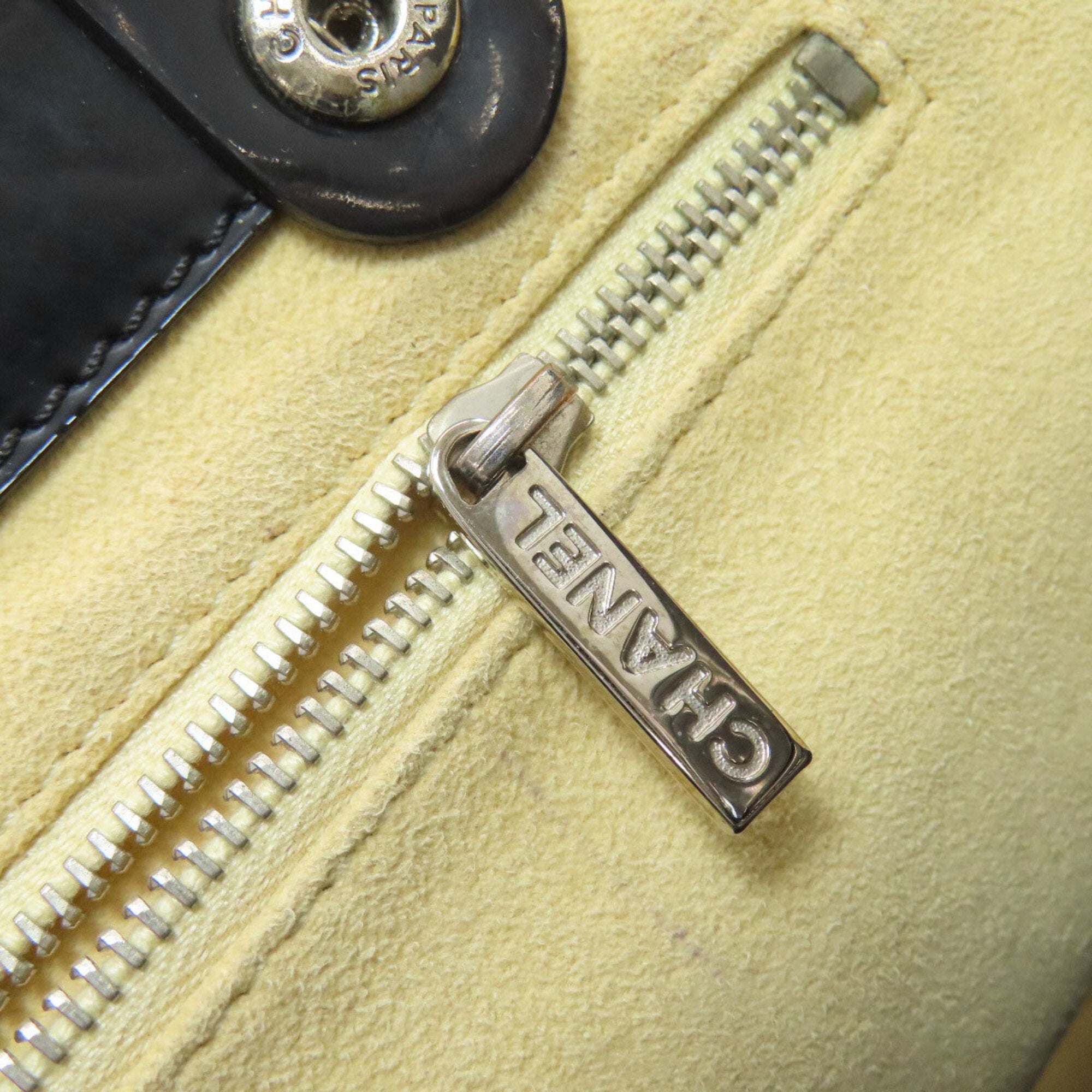 Chanel Black Leather Handbag (Pre-Owned)