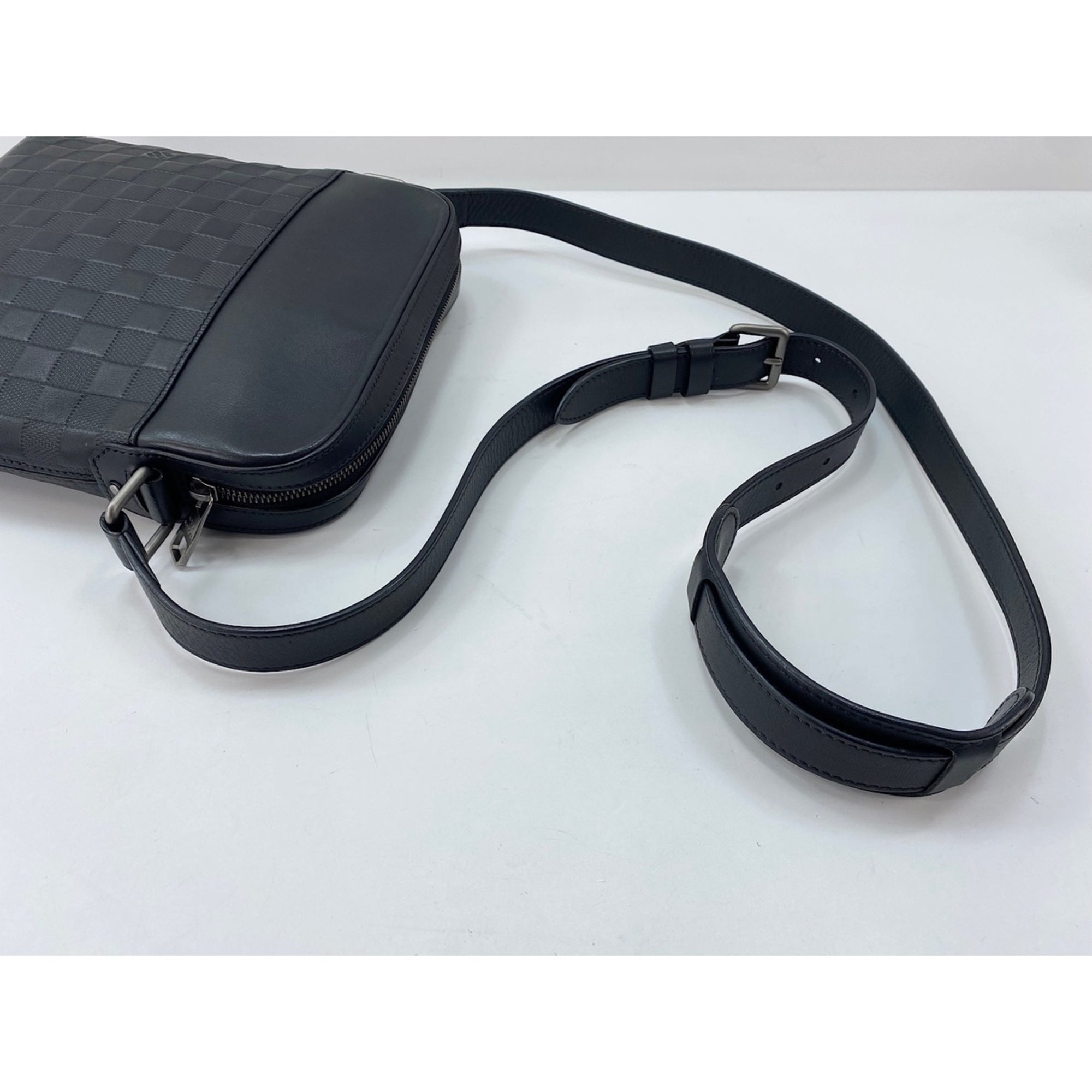 Louis Vuitton Black Pochette Shoulder Bag (Pre-Owned)