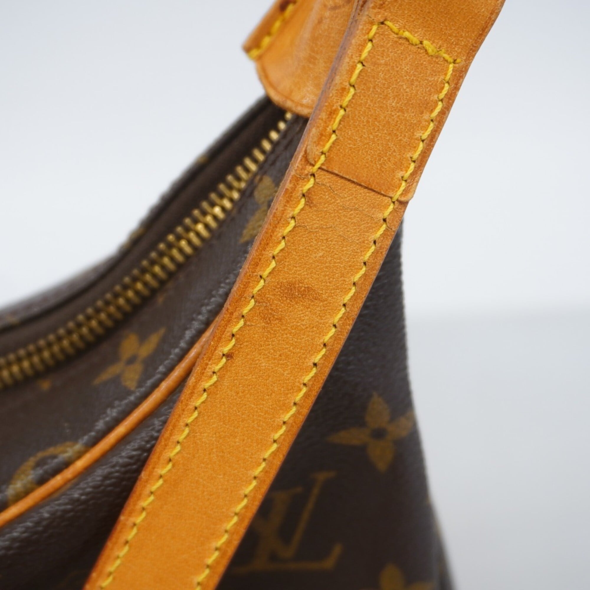 Louis Vuitton Brown Shoulder Bag (Pre-Owned)