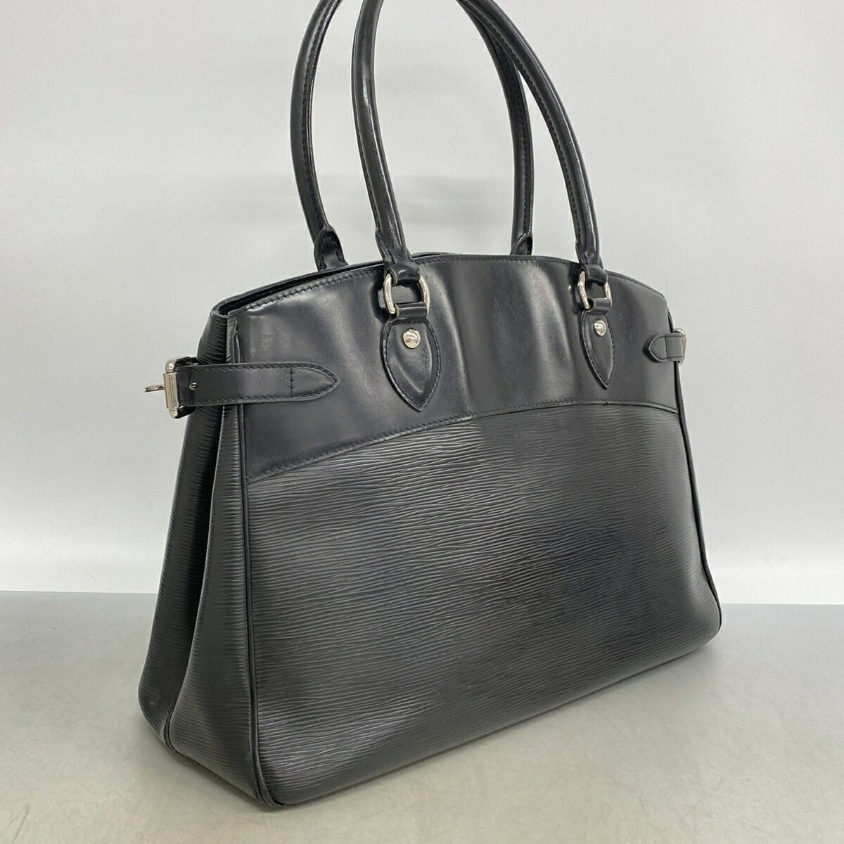 Louis Vuitton Noir Handbag (Pre-Owned)