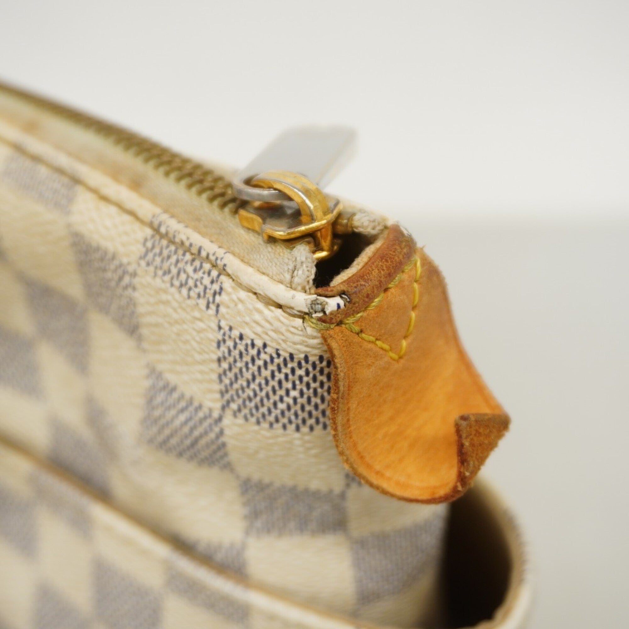 Louis Vuitton White Tote Bag (Pre-Owned)