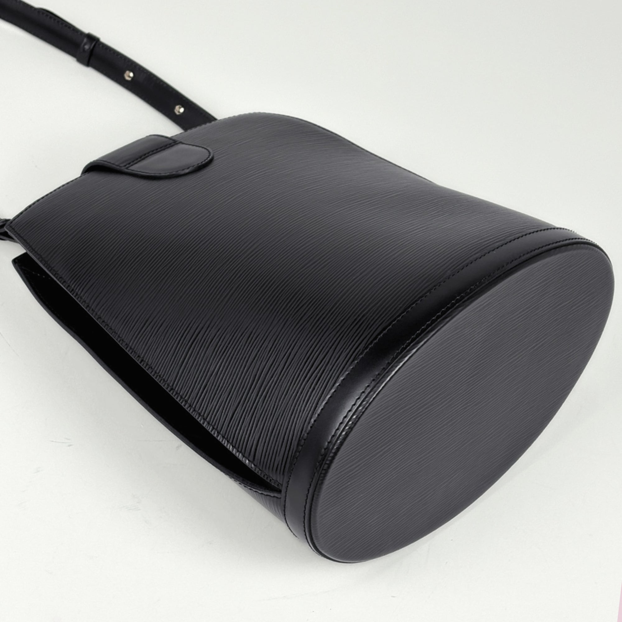 Louis Vuitton Black Noir Epi Leather Shoulder Bag (Pre-Owned)