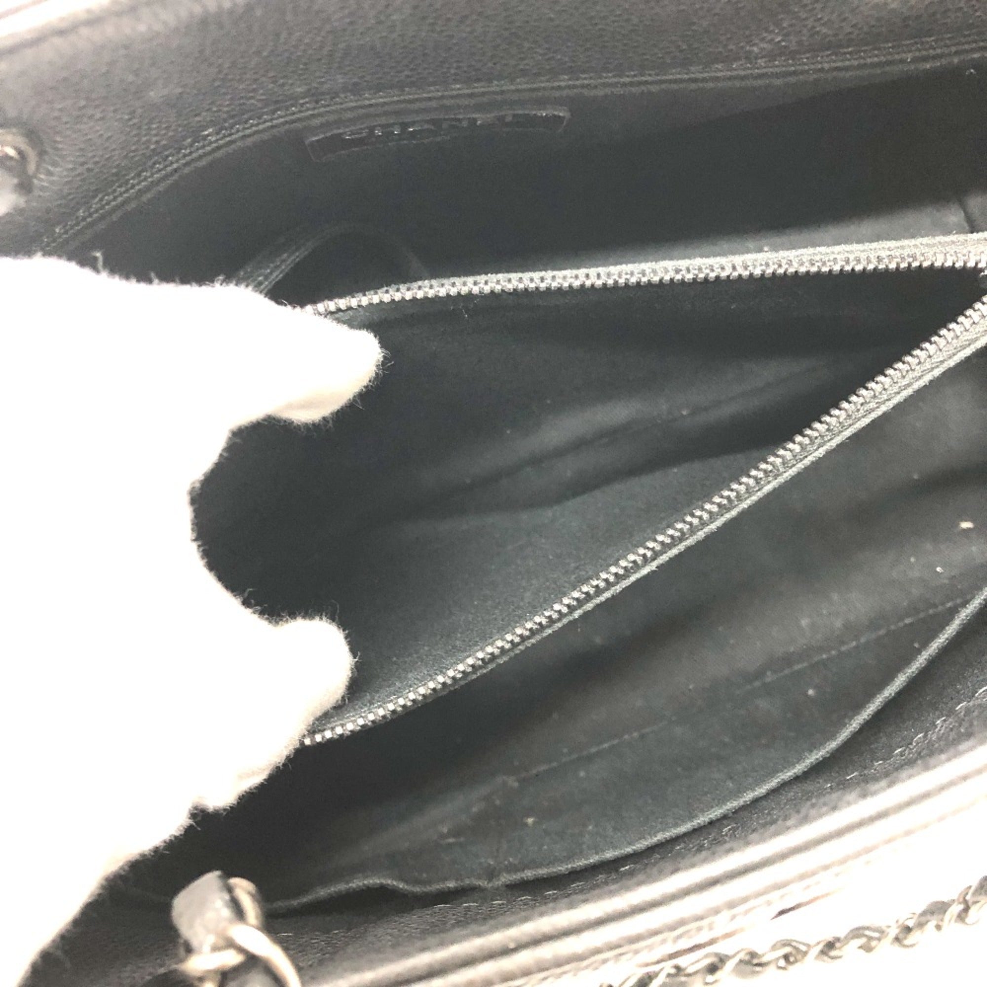 Chanel Black Leather Shoulder Bag (Pre-Owned)