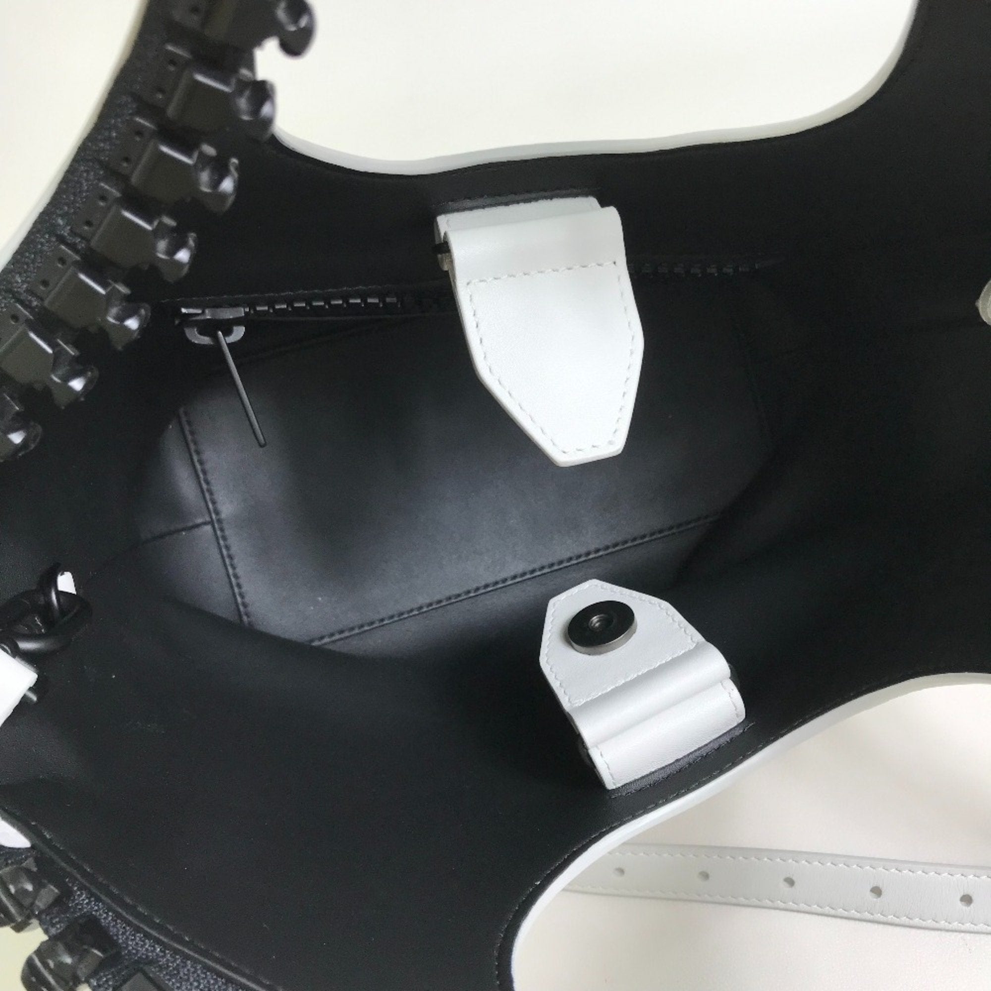 Balenciaga White Leather Handbag (Pre-Owned)