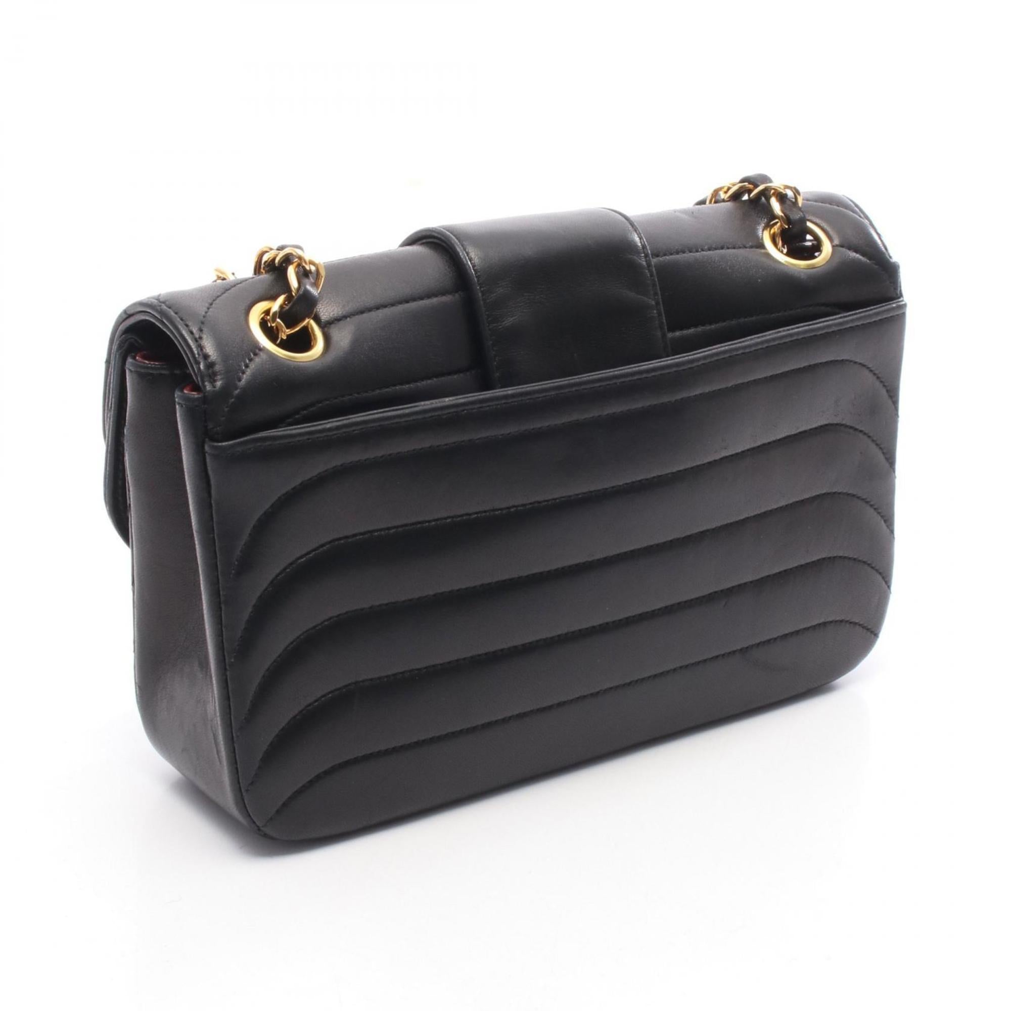 Chanel Black Leather Shoulder Bag (Pre-Owned)