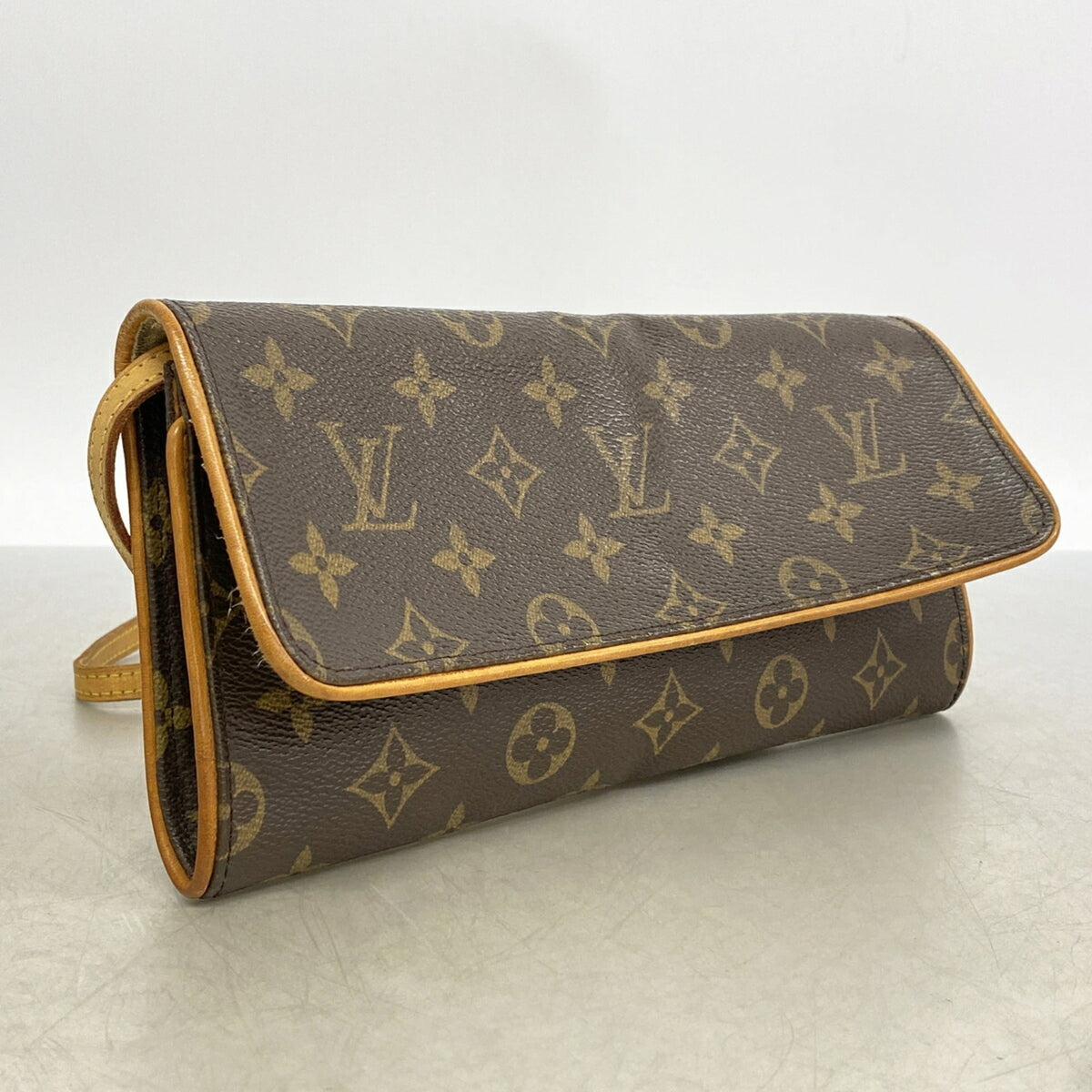 Louis Vuitton Brown Shoulder Bag (Pre-Owned)