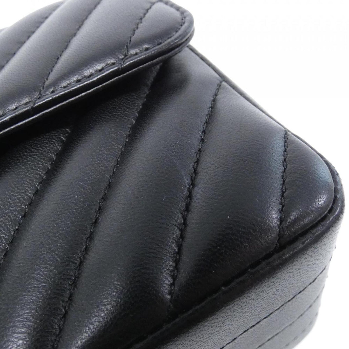 Chanel Black Leather Shoulder Bag (Pre-Owned)