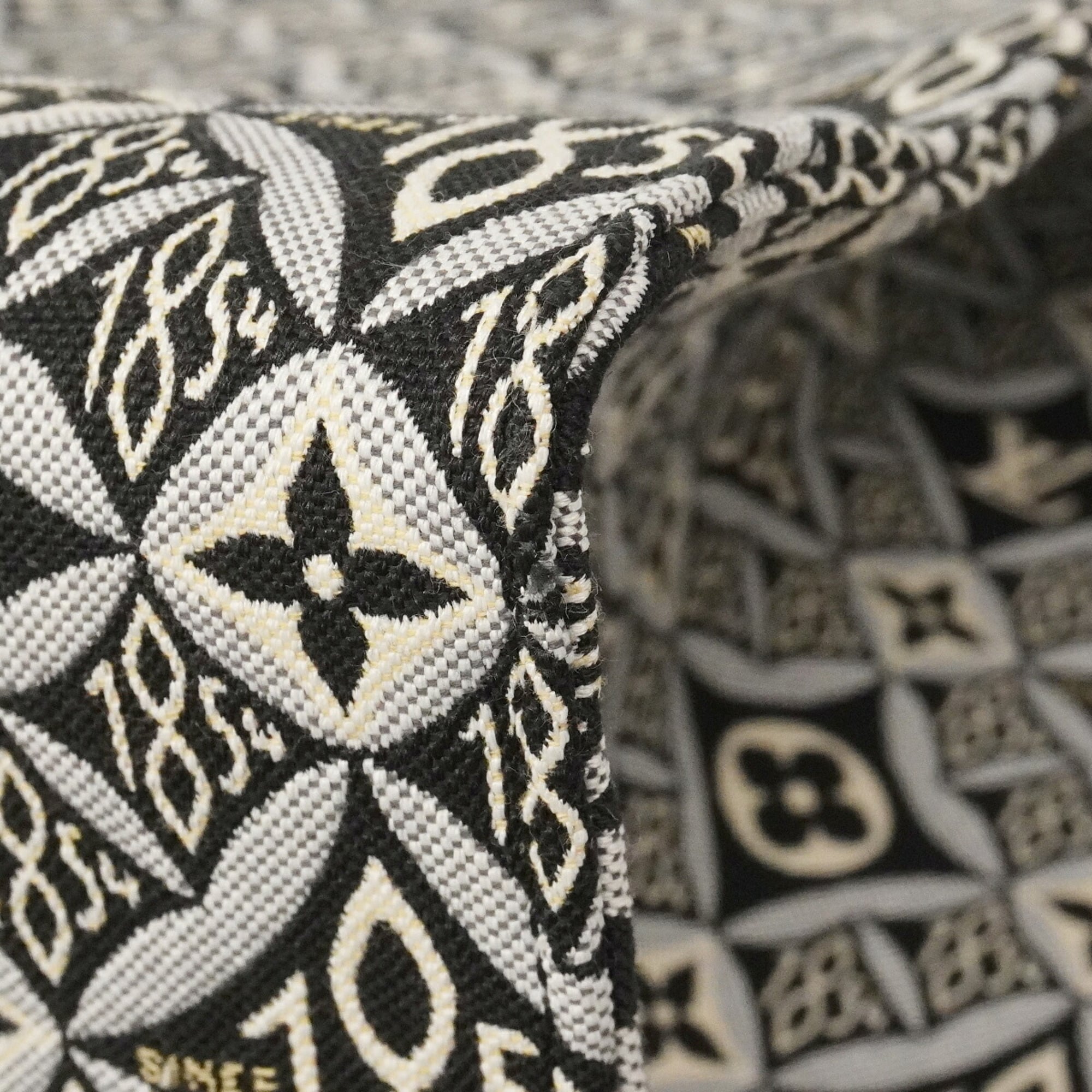 Louis Vuitton Black Tote Bag (Pre-Owned)