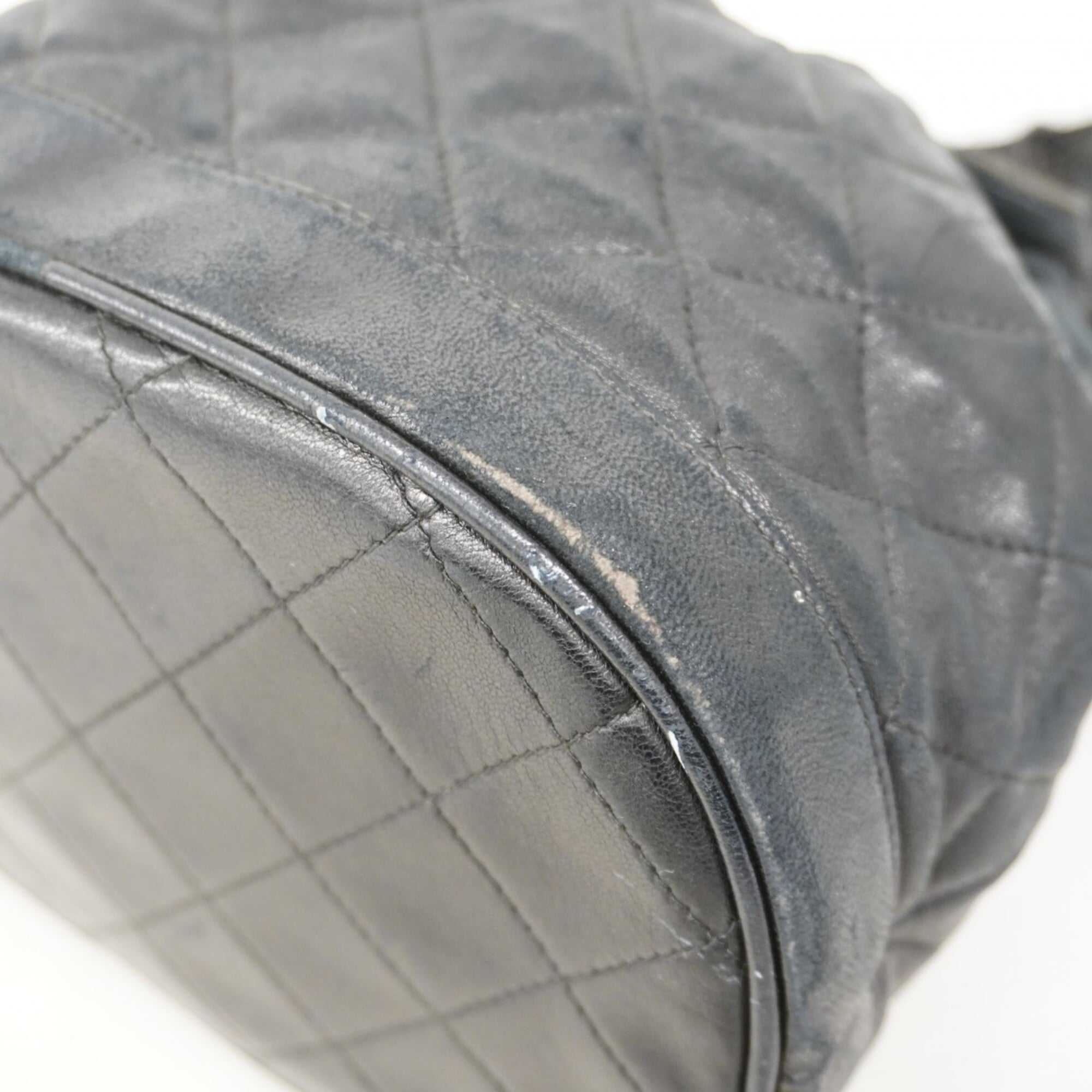 Chanel Black Leather Shoulder Bag (Pre-Owned)
