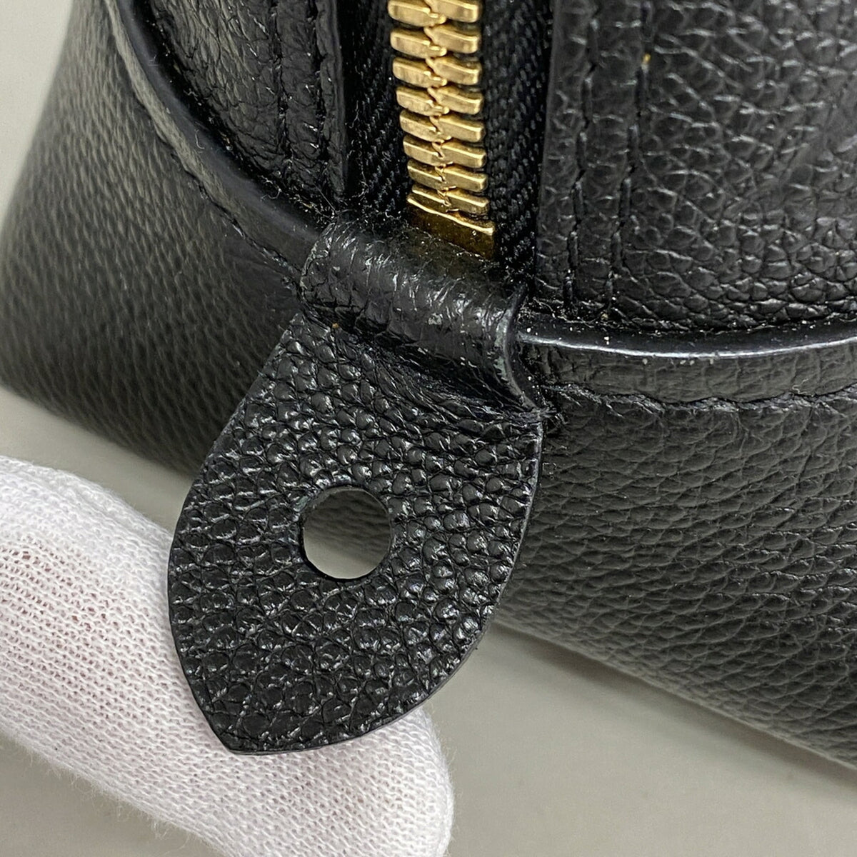 Louis Vuitton Noir Handbag (Pre-Owned)
