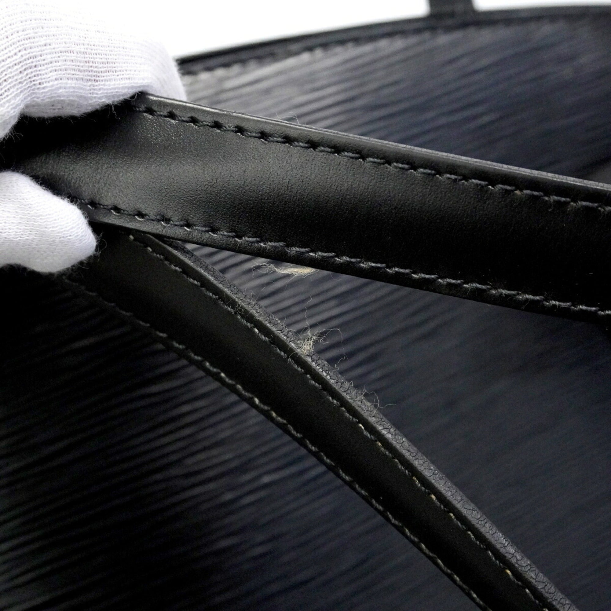 Louis Vuitton Noir Shoulder Bag (Pre-Owned)