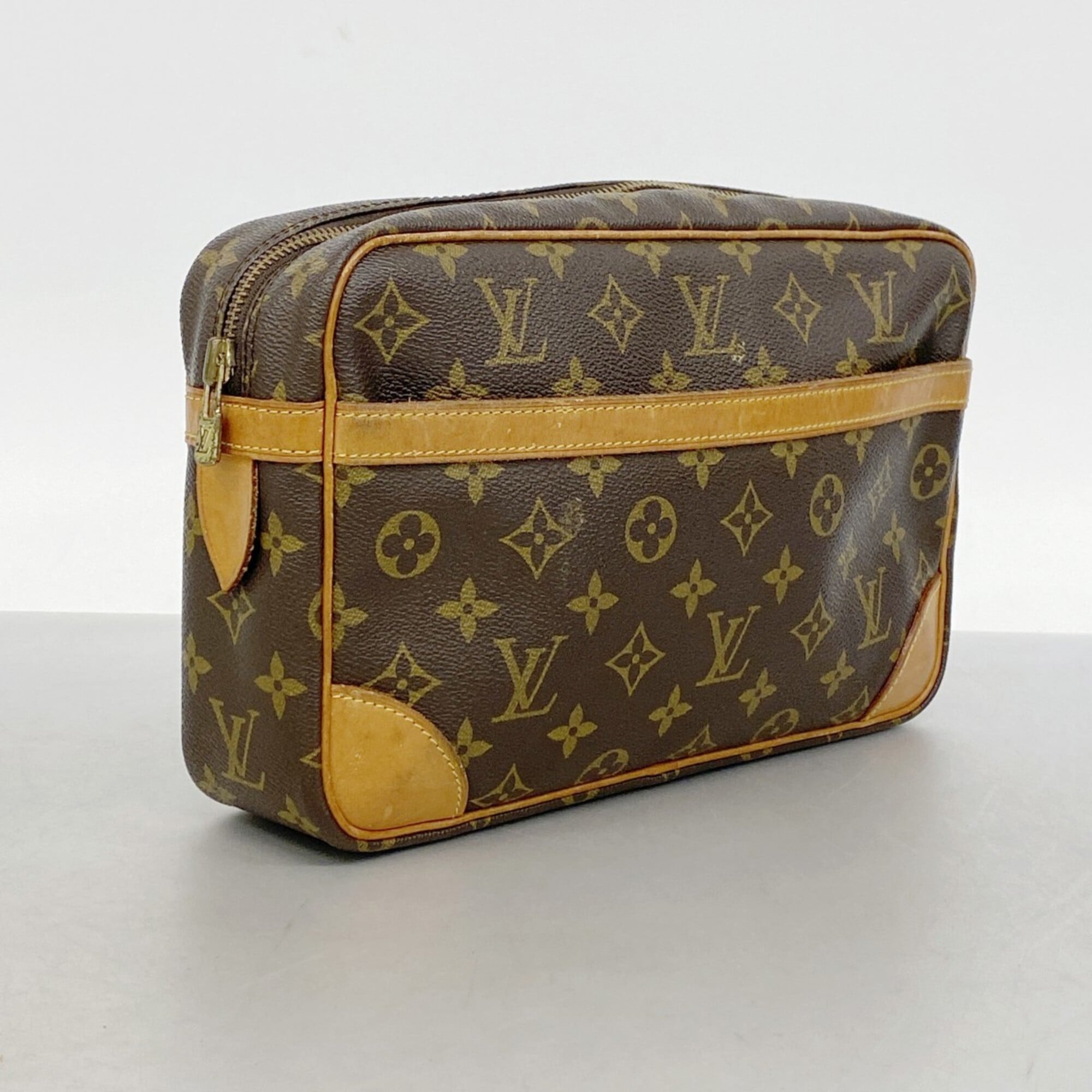 Louis Vuitton Brown Clutch Bag (Pre-Owned)