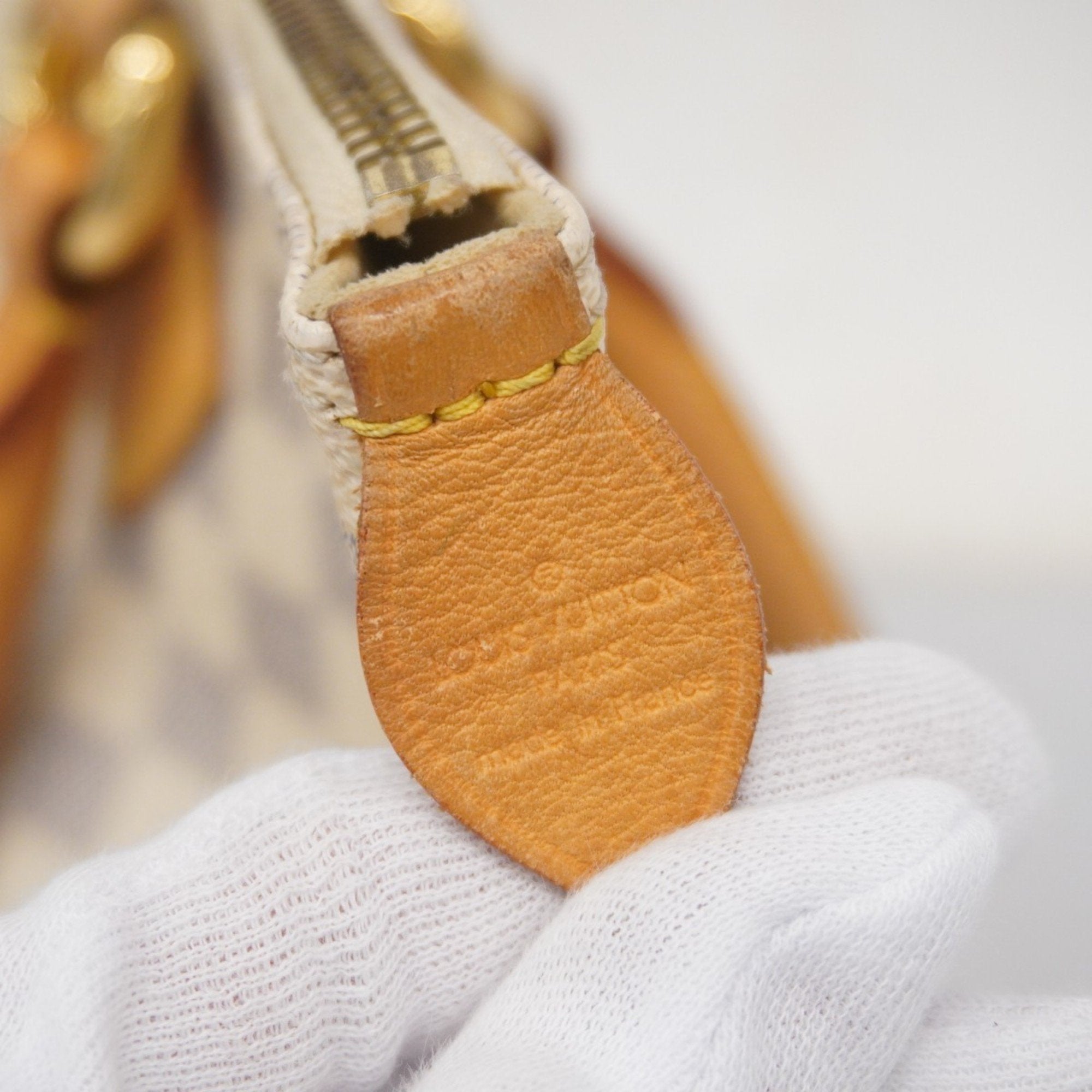 Louis Vuitton White Handbag (Pre-Owned)