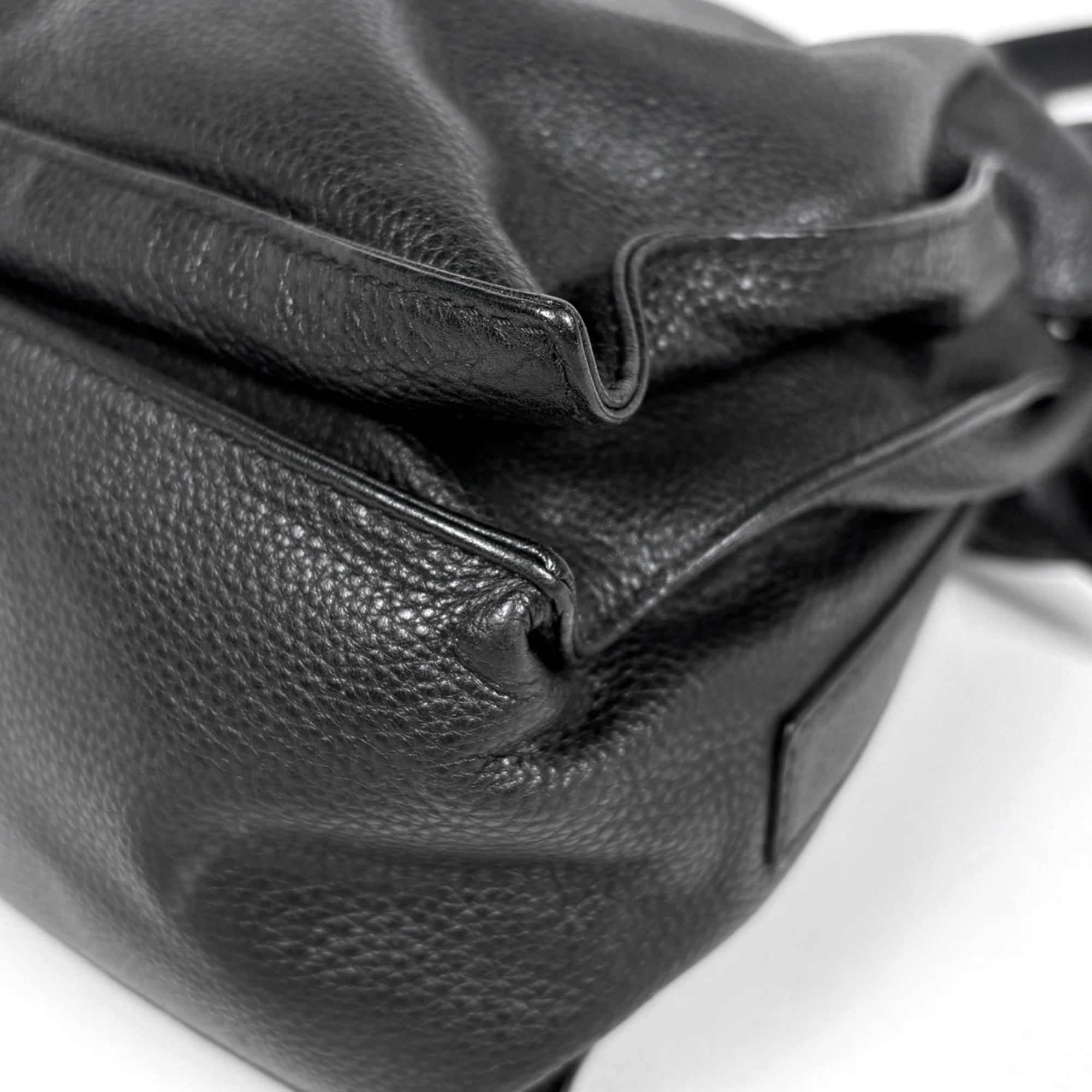 Loewe Black Leather Shoulder Bag (Pre-Owned)