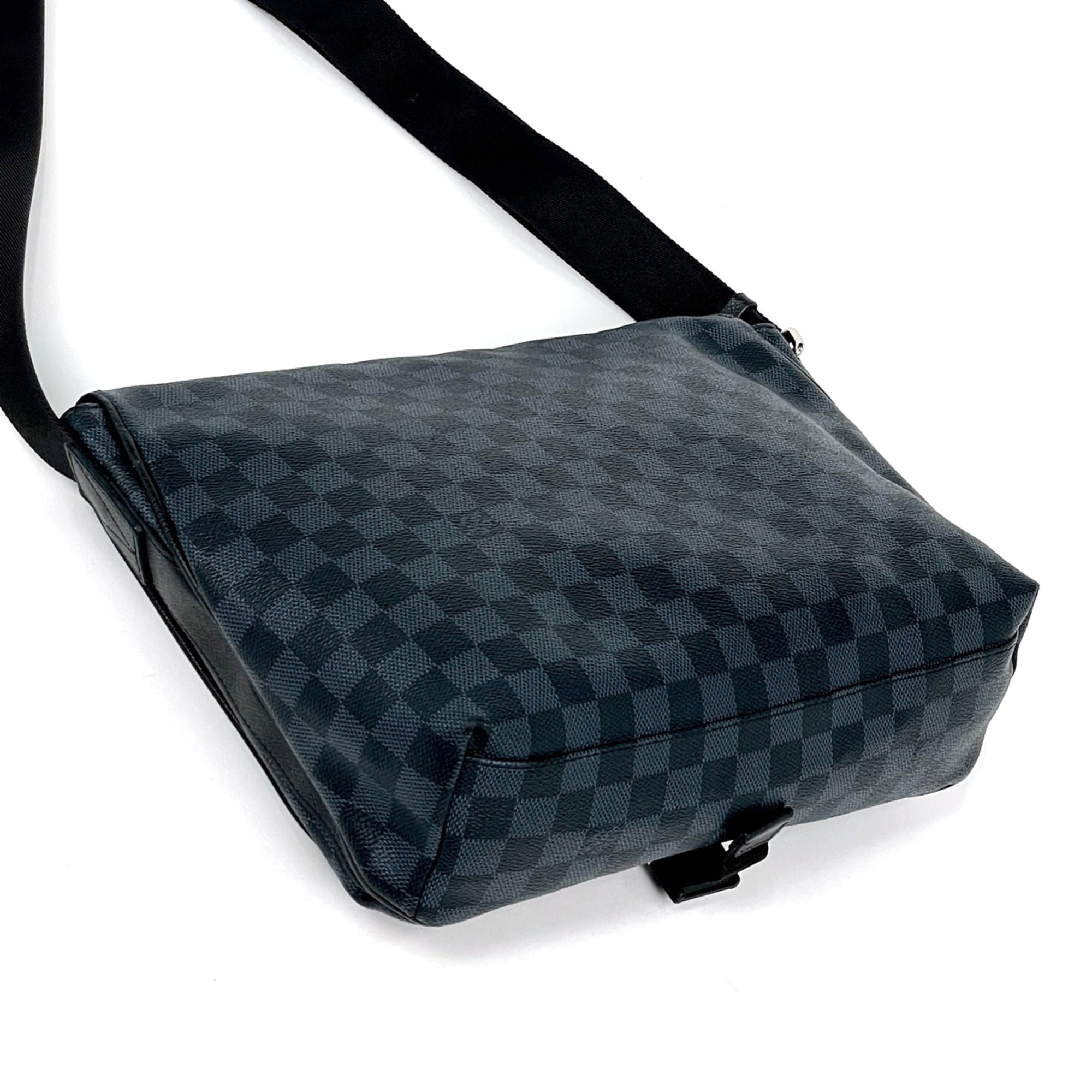 Louis Vuitton Black Navy Noir Taiga Leather Shoulder Bag (Pre-Owned)