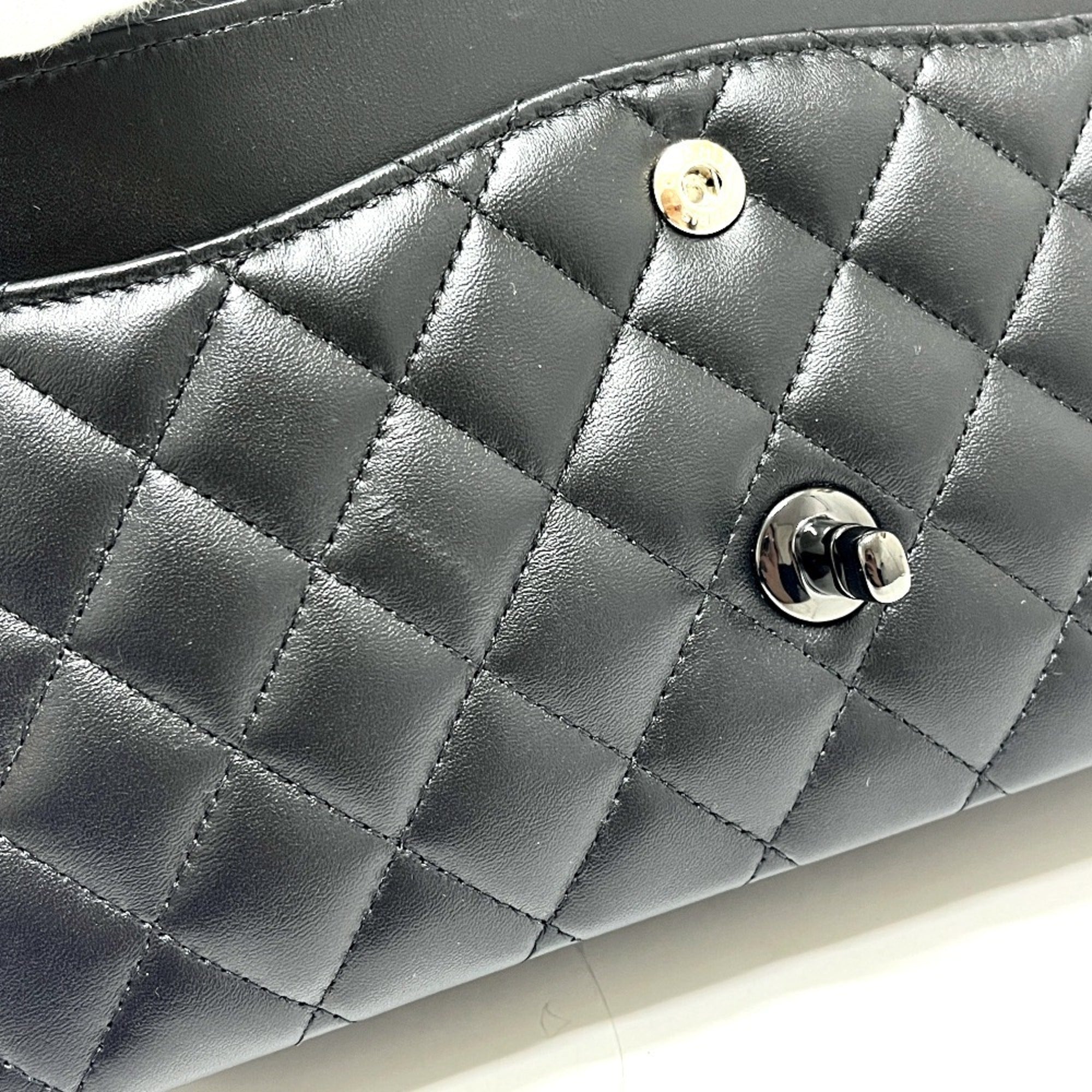 Chanel Black Leather Shoulder Bag (Pre-Owned)