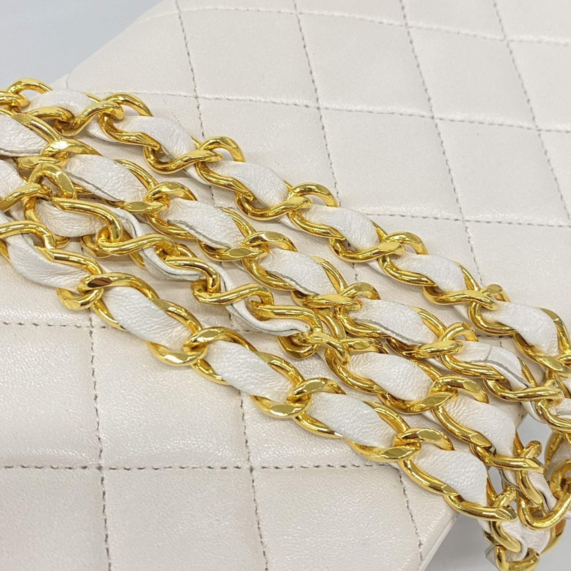 Chanel White Leather Shoulder Bag (Pre-Owned)