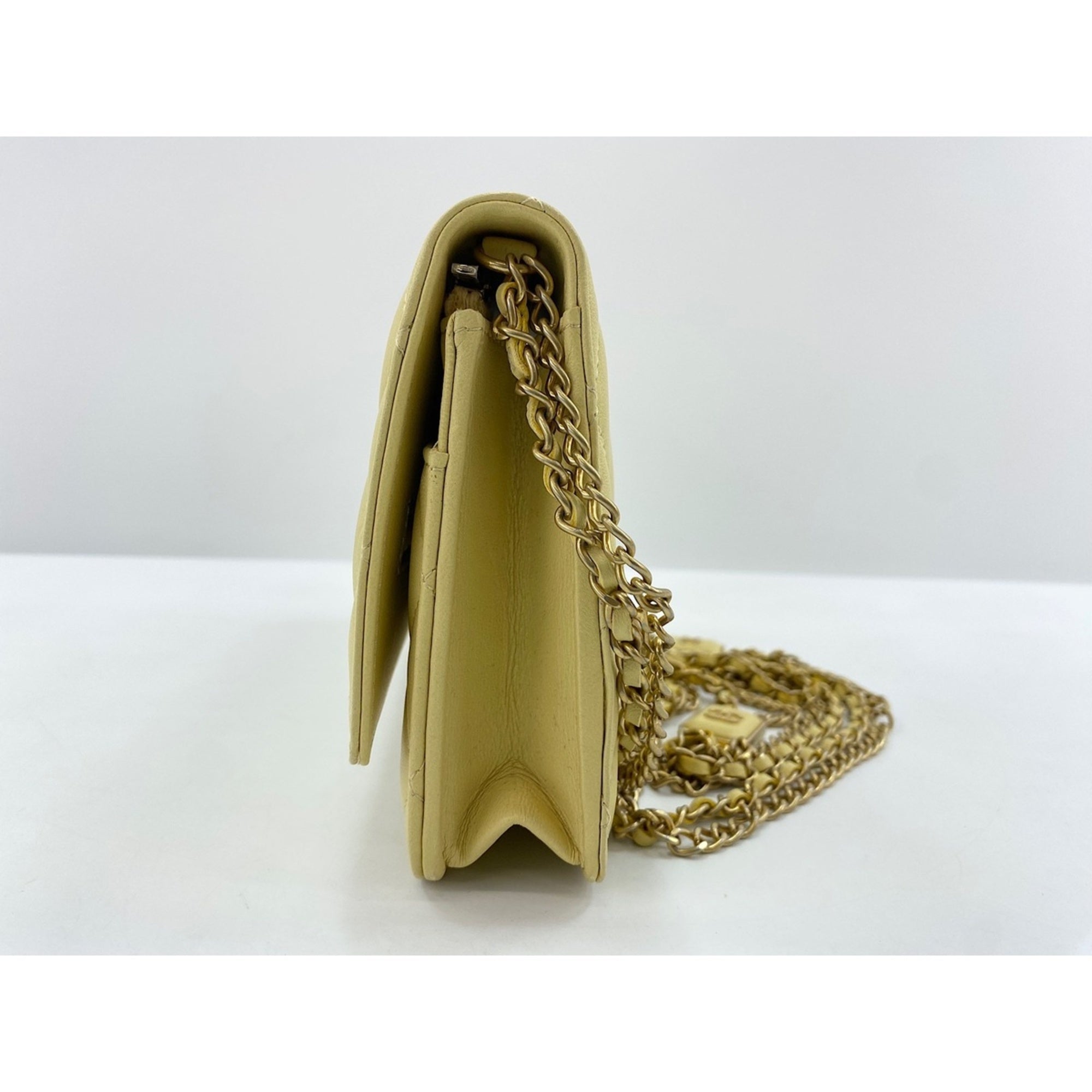 Chanel Yellow Shoulder Bag (Pre-Owned)