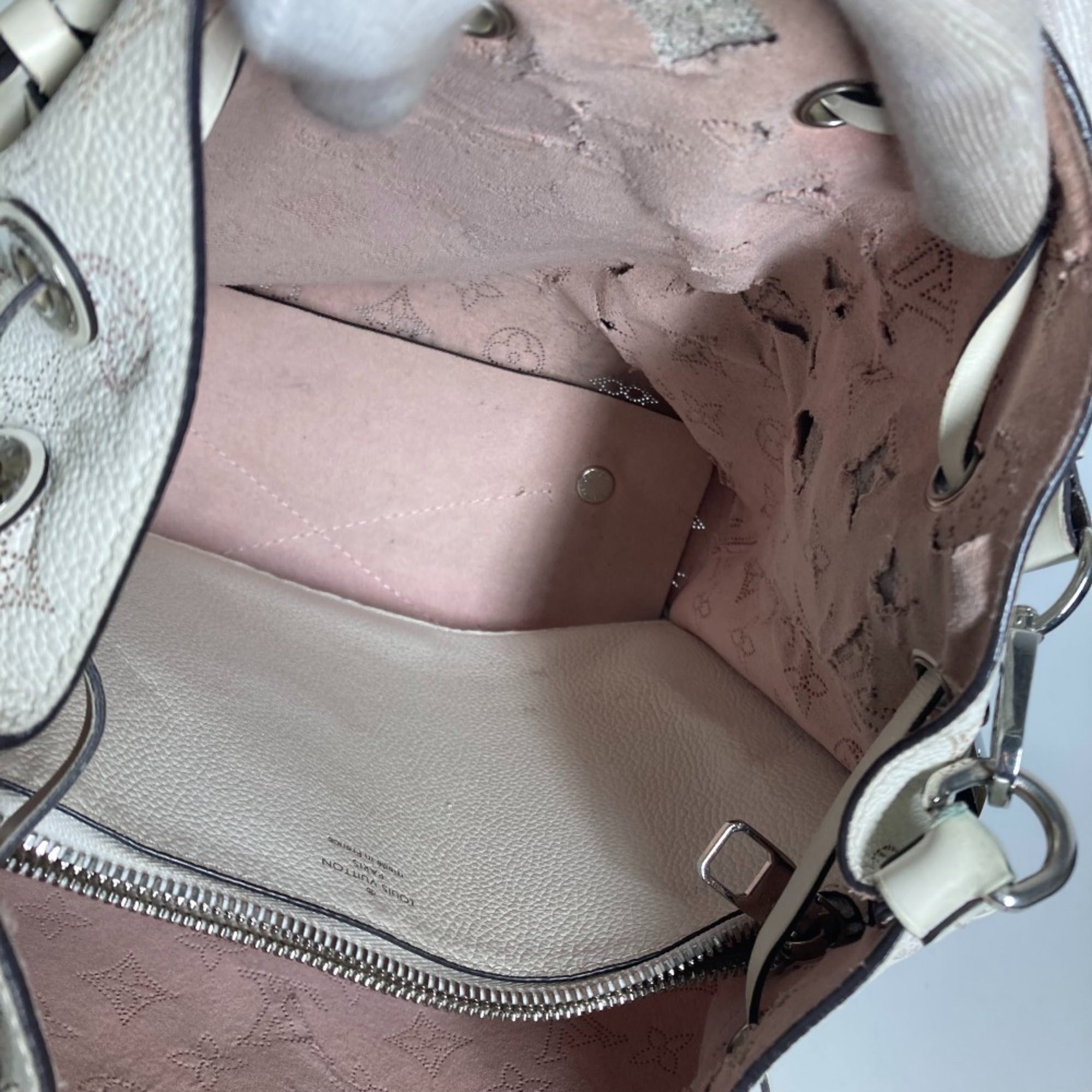 Louis Vuitton Blanc White Mahina Leather Handbag Shoulder Bag (Pre-Owned)