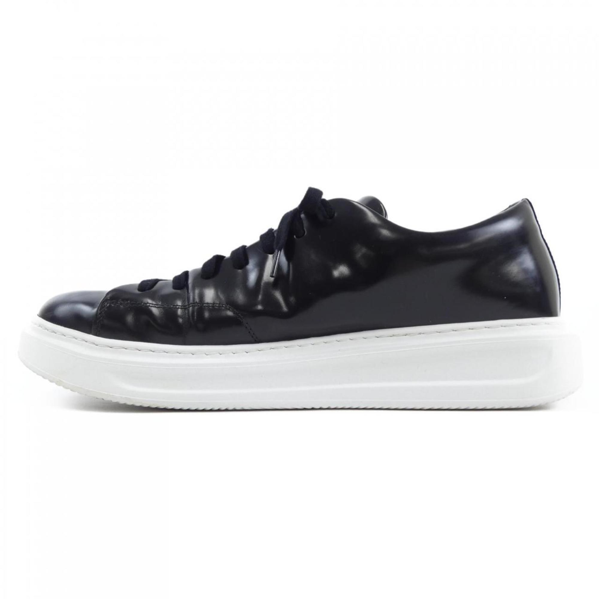 Louis Vuitton Black White Sneakers (Pre-Owned)