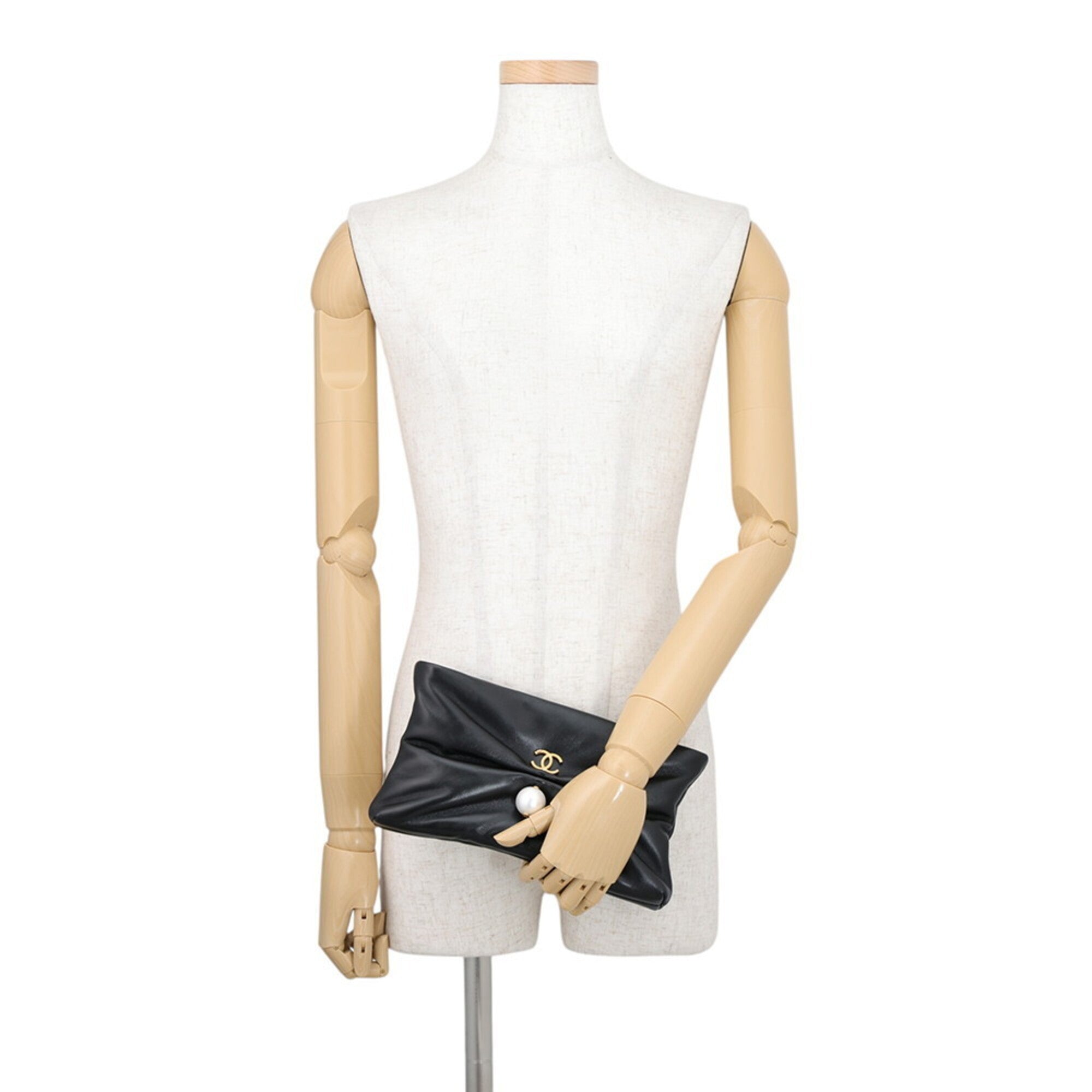 Chanel Black Leather Shoulder Bag (Pre-Owned)