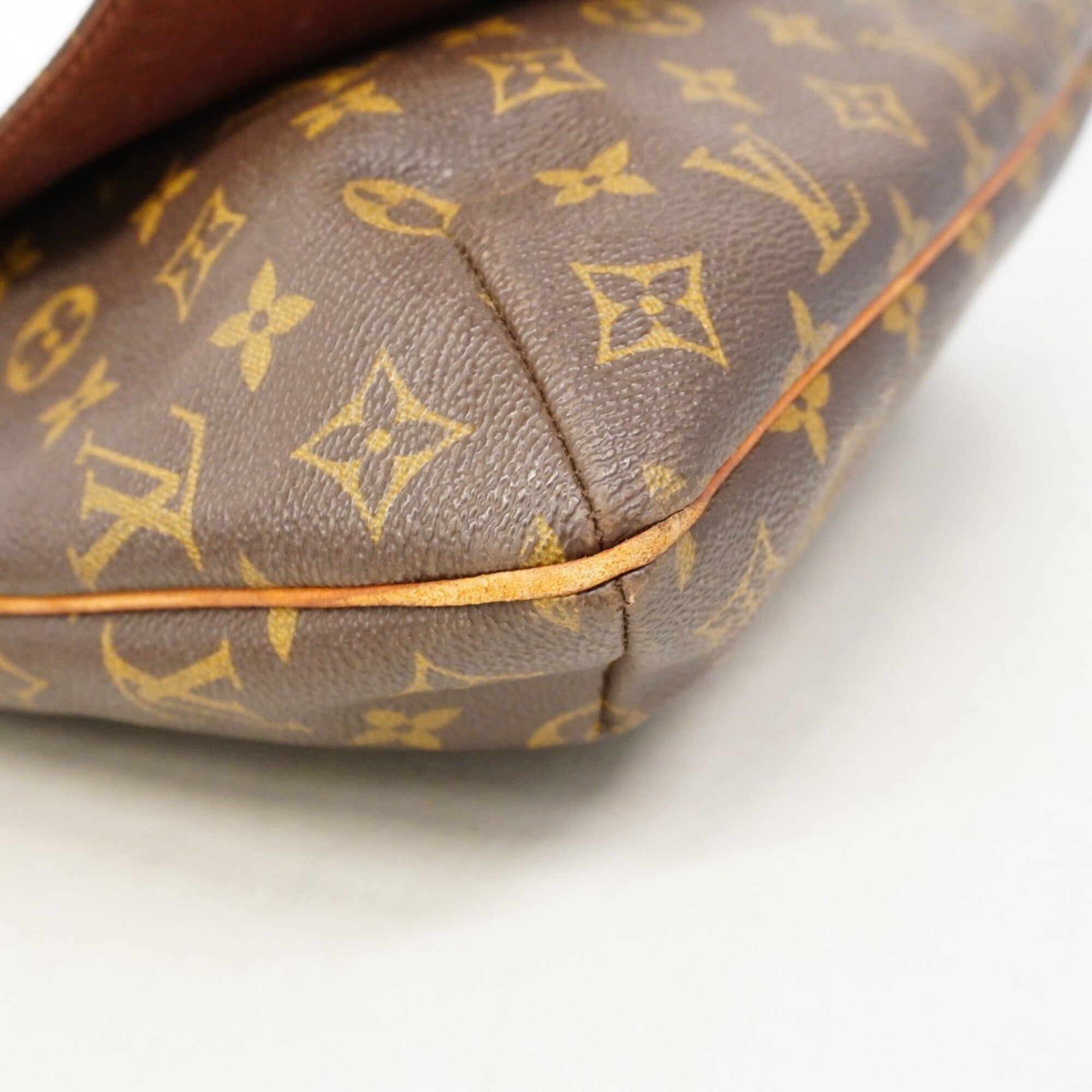 Louis Vuitton Brown Shoulder Bag (Pre-Owned)