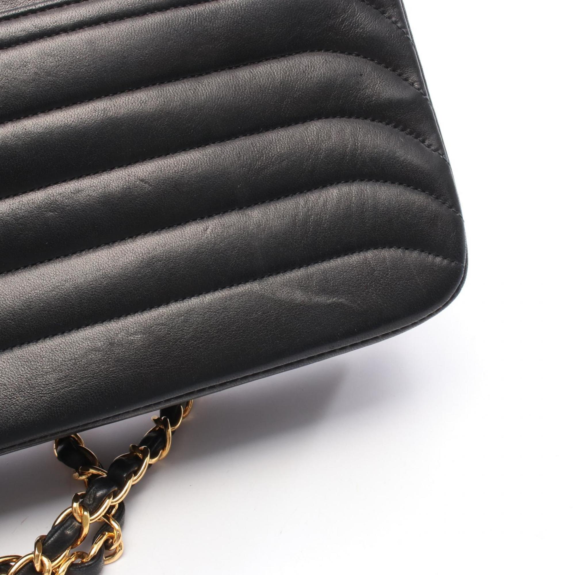 Chanel Black Leather Shoulder Bag (Pre-Owned)