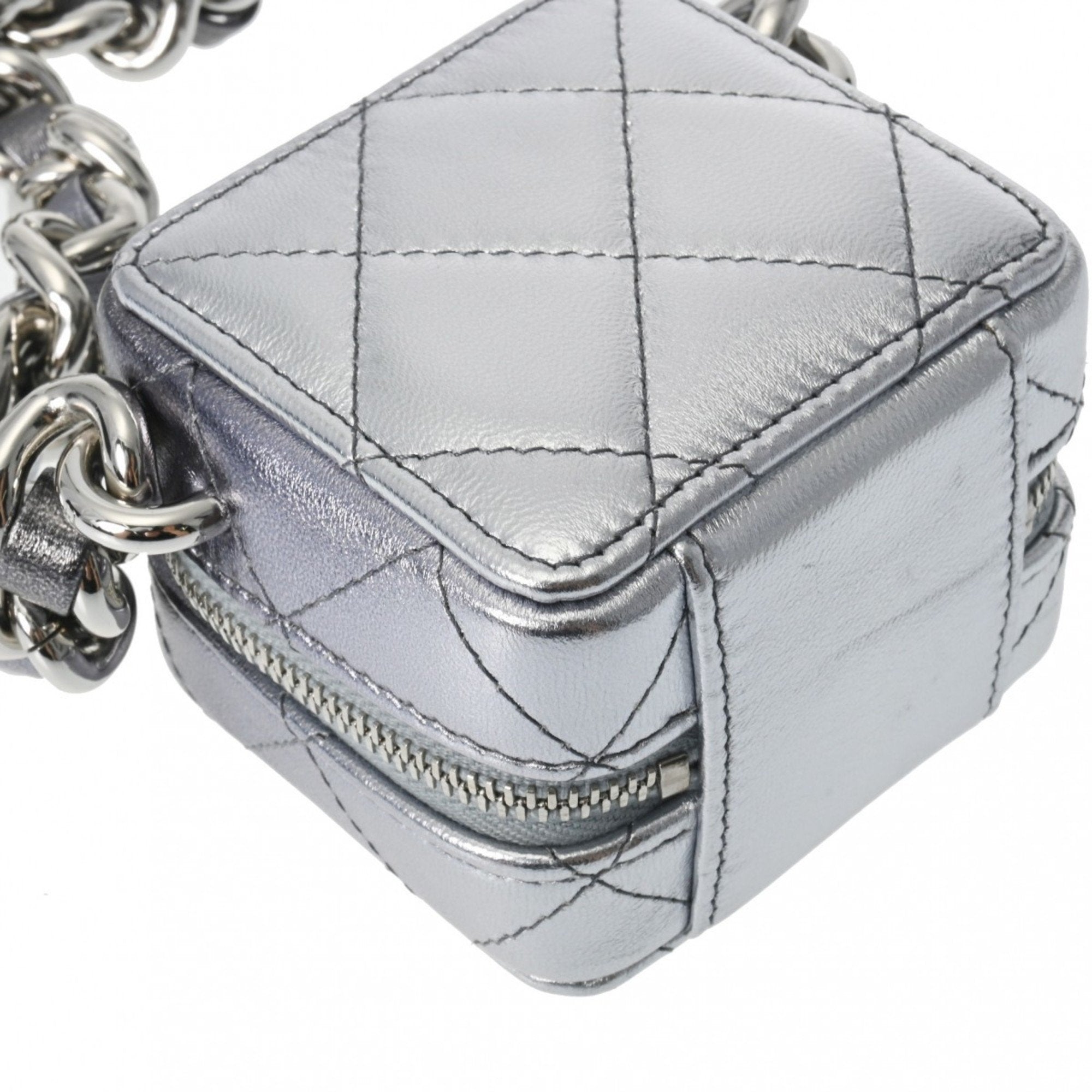 Chanel Silver Leather Shoulder Bag (Pre-Owned)