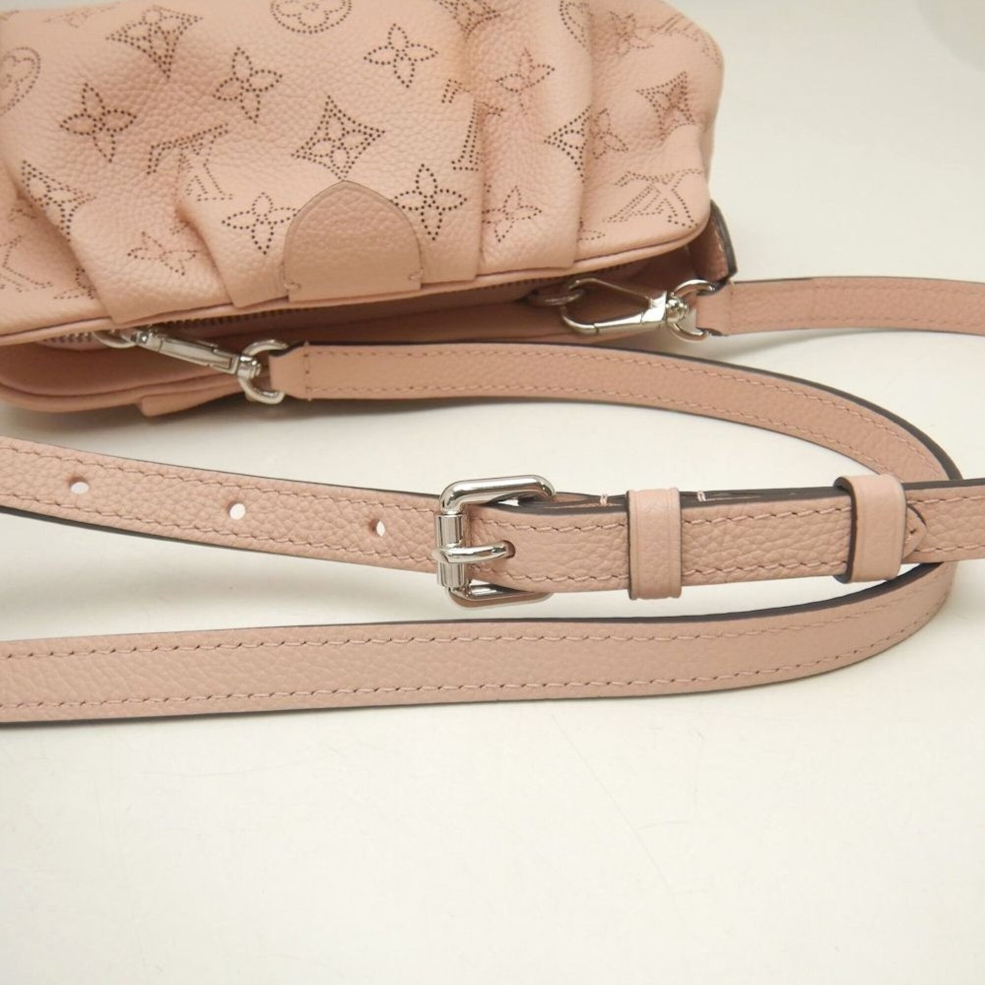 Louis Vuitton Mahina Magnolia Mahina Leather Shoulder Bag (Pre-Owned)