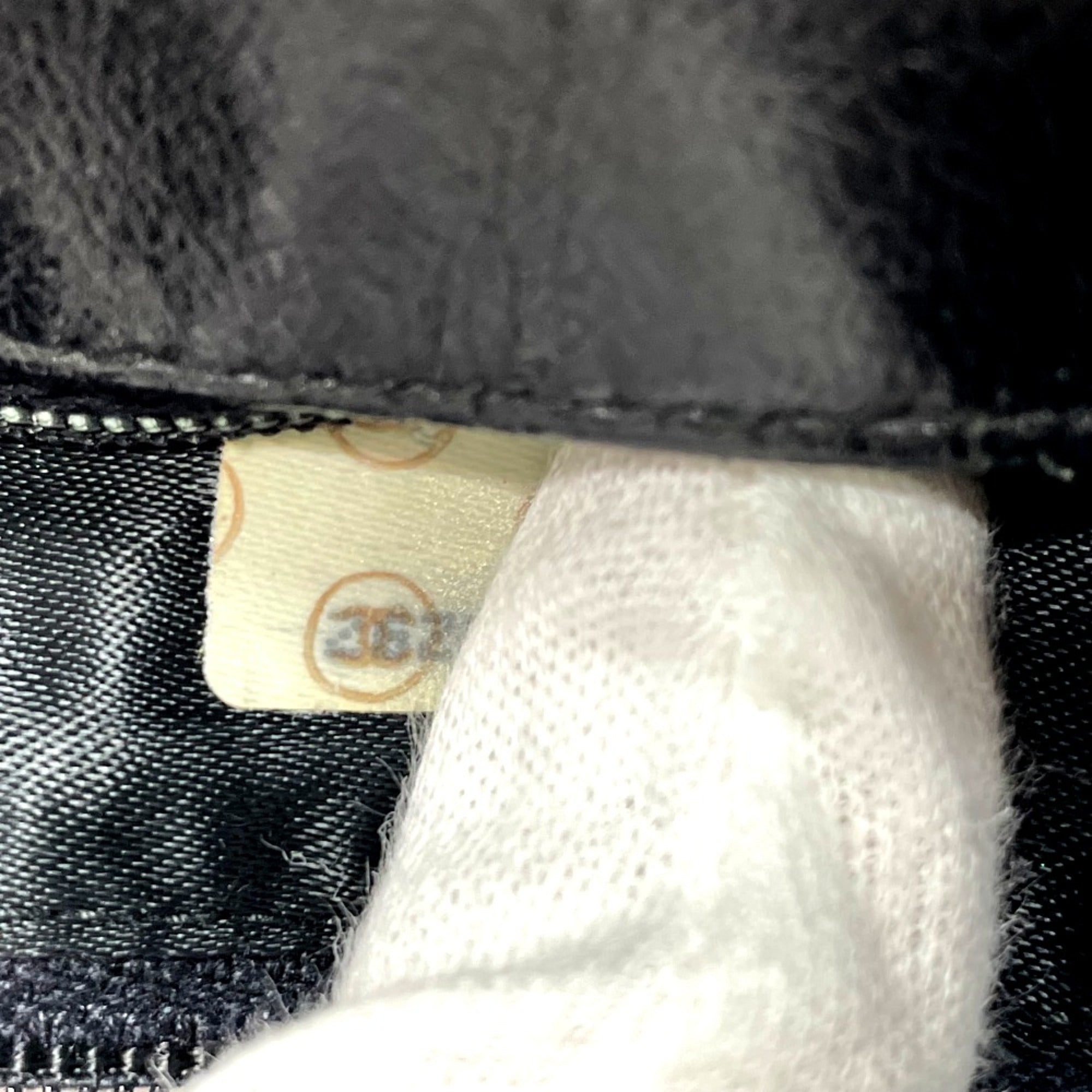 Chanel Black Leather Shoulder Bag (Pre-Owned)