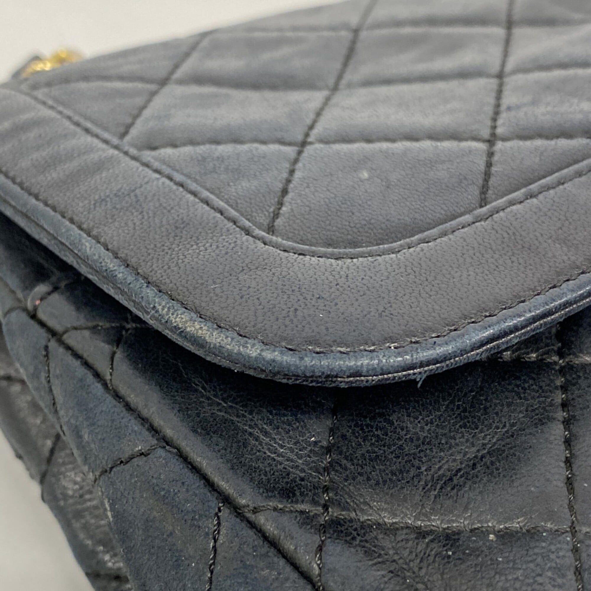Chanel Black Leather Shoulder Bag (Pre-Owned)