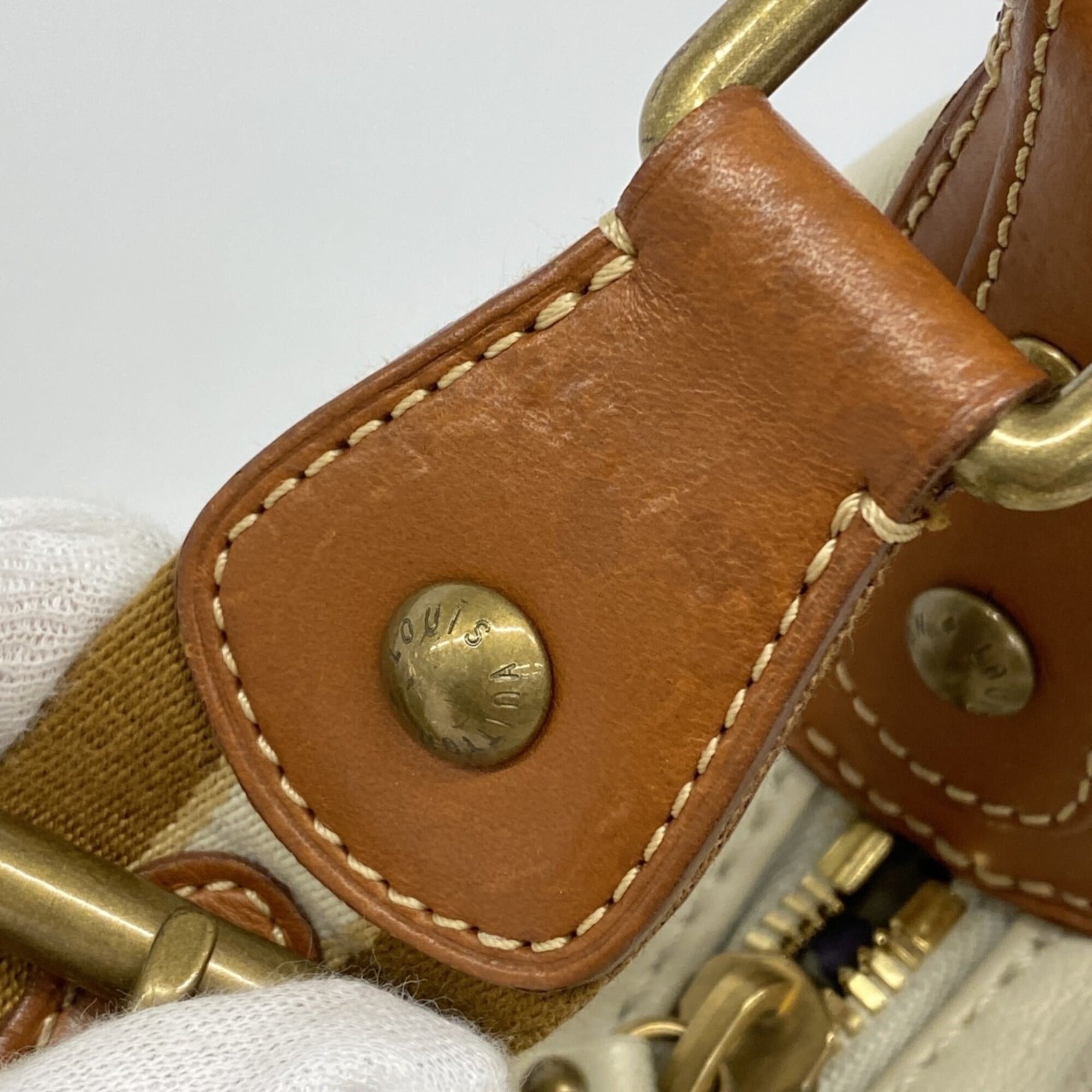 Louis Vuitton Blanc Shoulder Bag (Pre-Owned)