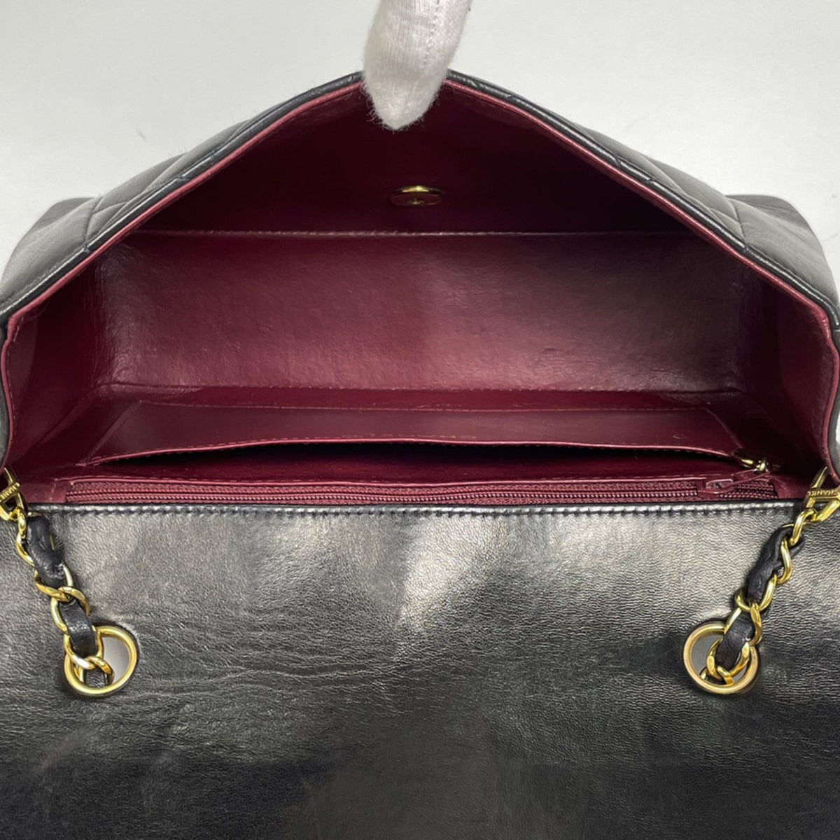 Chanel Black Leather Shoulder Bag (Pre-Owned)