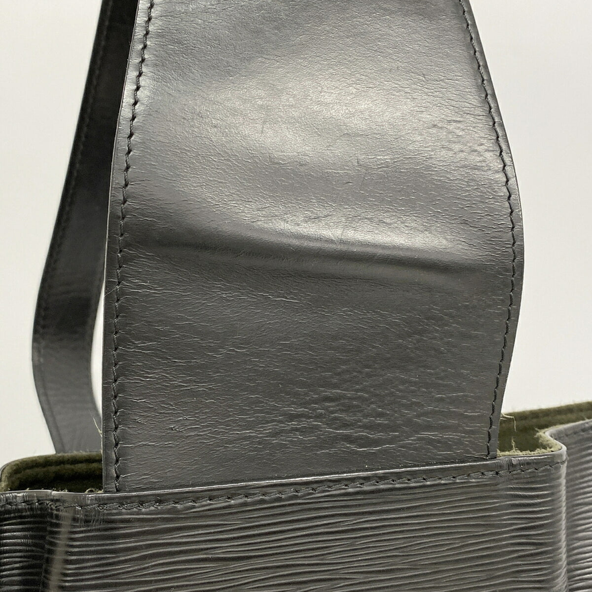 Louis Vuitton Noir Shoulder Bag (Pre-Owned)