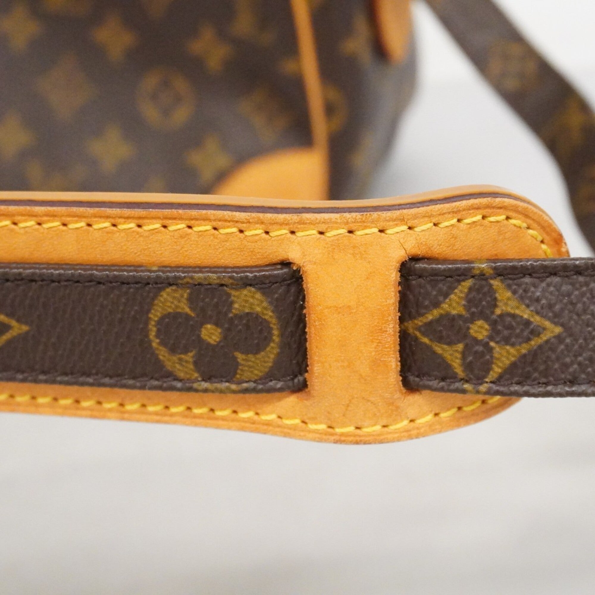 Louis Vuitton Brown Shoulder Bag (Pre-Owned)