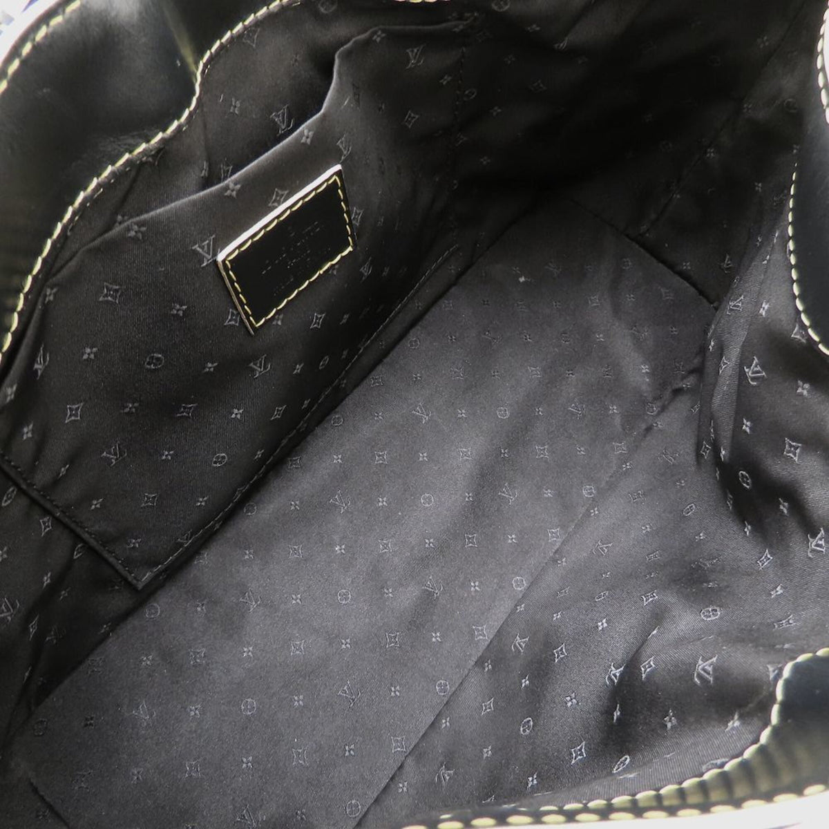 Louis Vuitton Noir Leather Shoulder Bag (Pre-Owned)