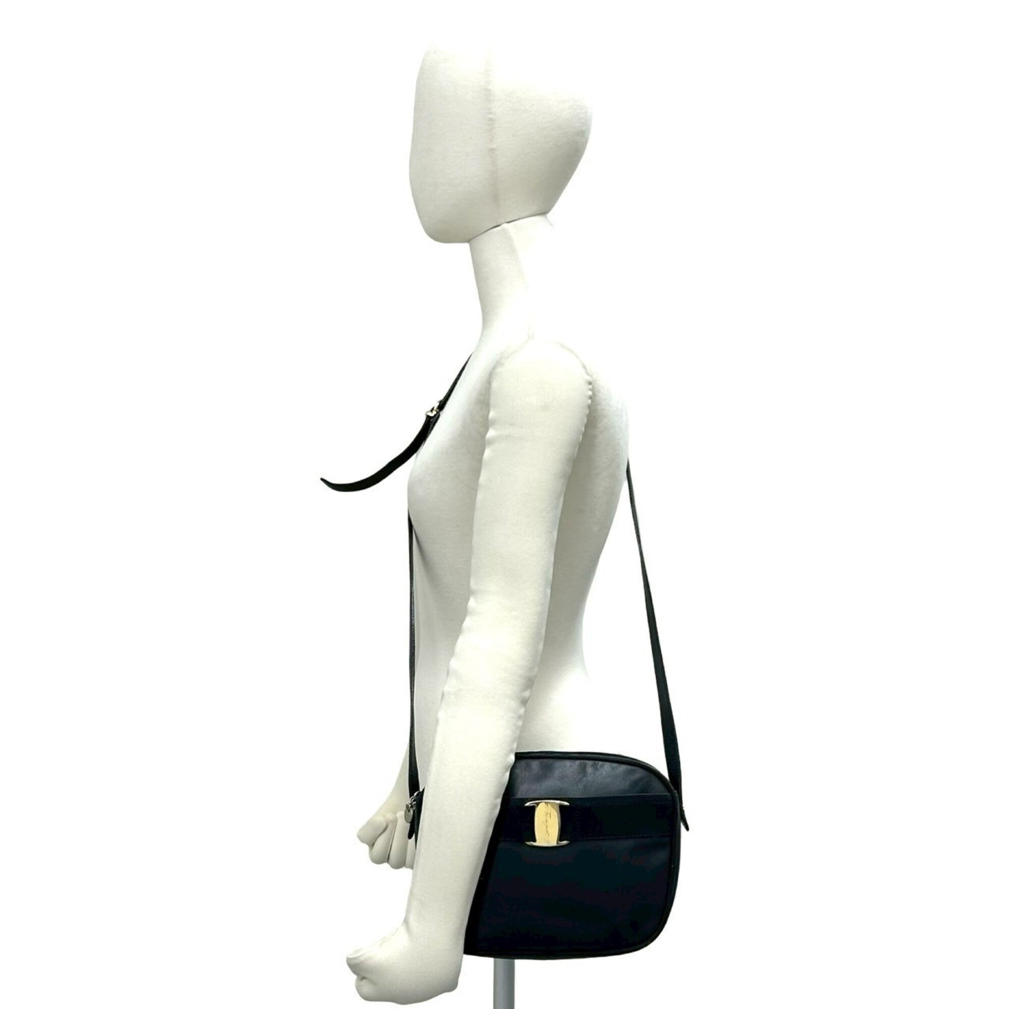 Salvatore Ferragamo Navy Leather Shoulder Bag (Pre-Owned)