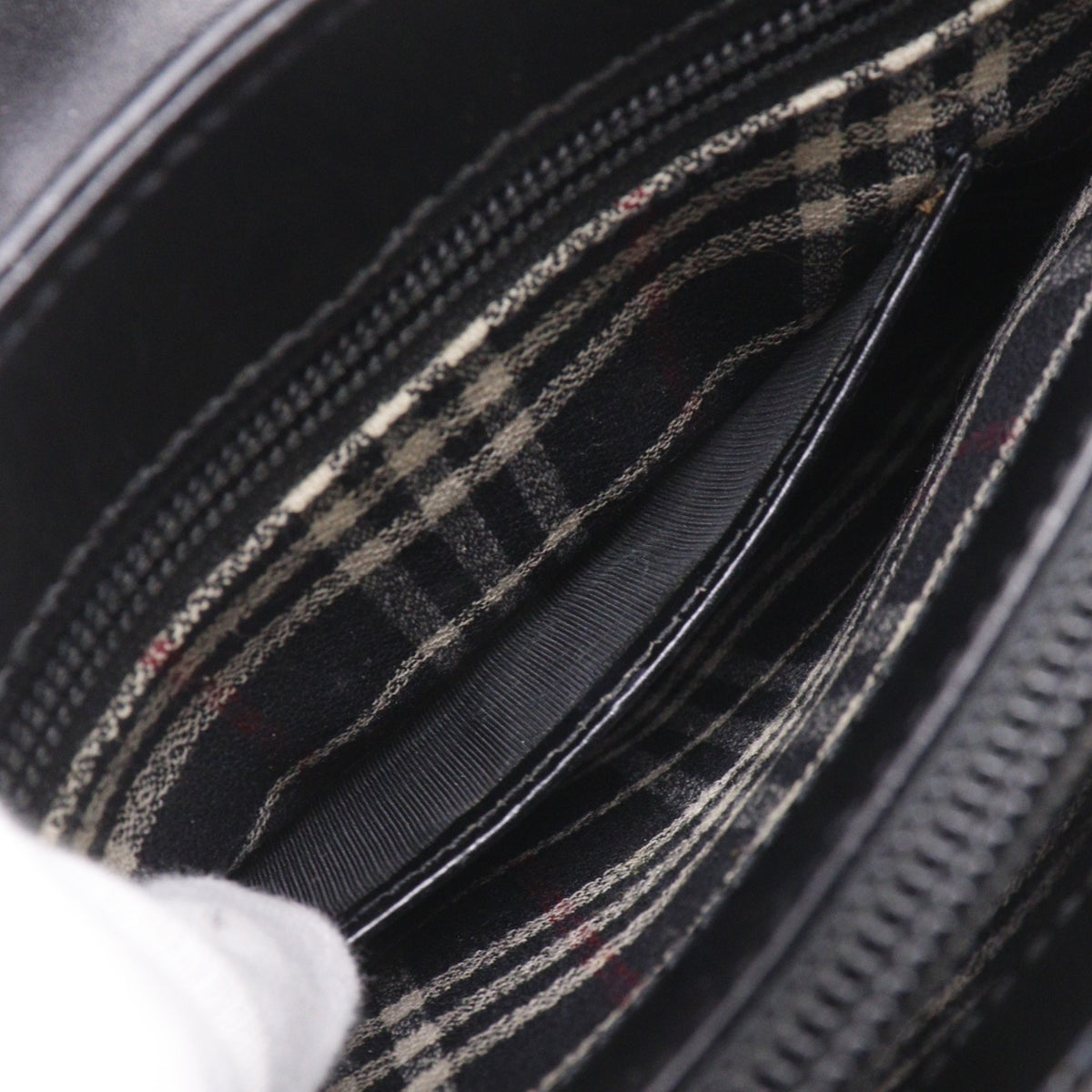 Burberry Black Leather Shoulder Bag (Pre-Owned)