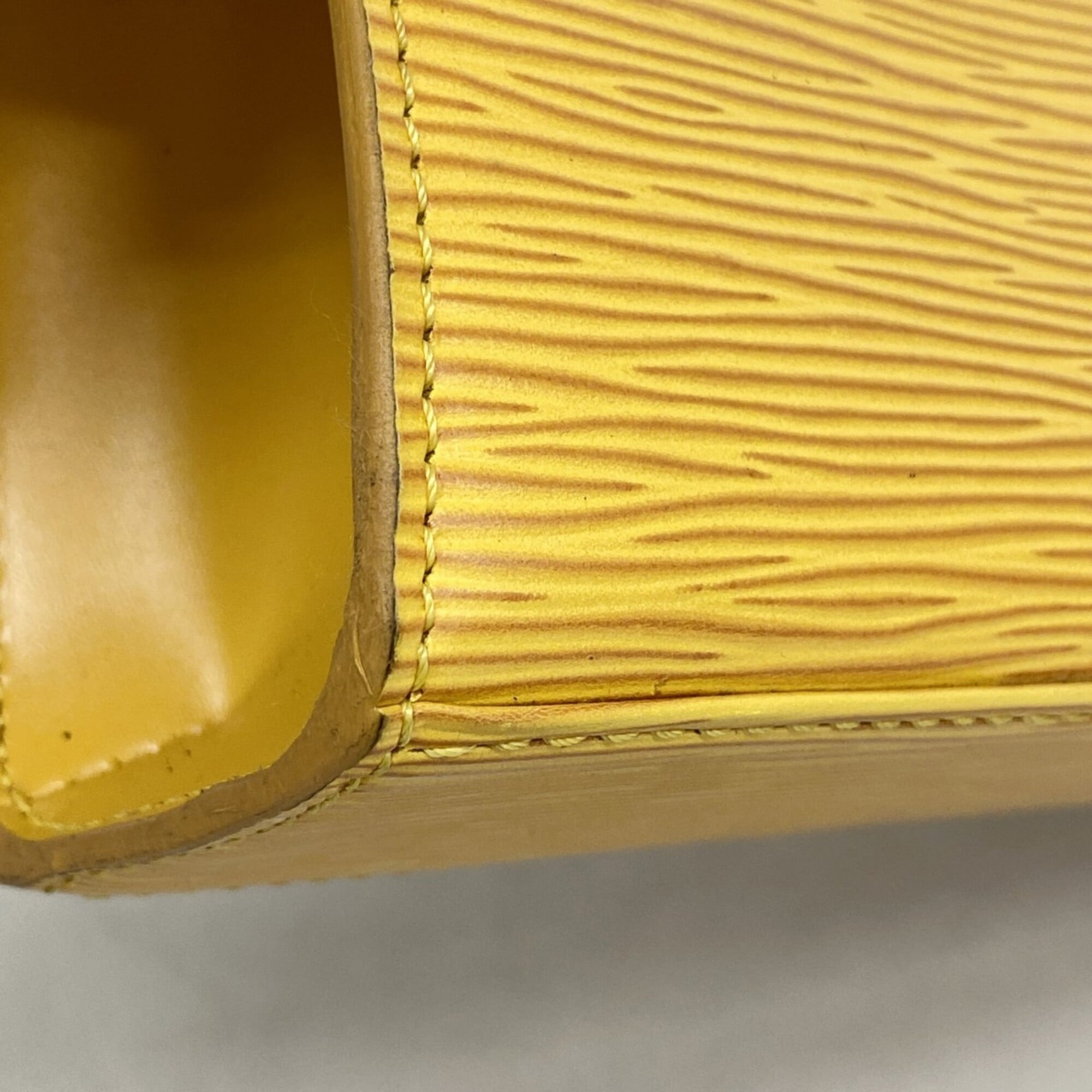 Louis Vuitton Jaune Handbag (Pre-Owned)