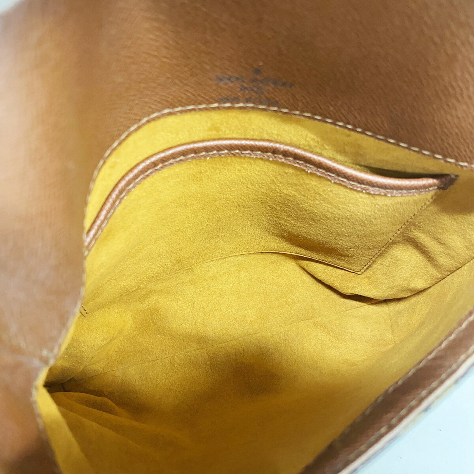 Louis Vuitton Brown Shoulder Bag (Pre-Owned)