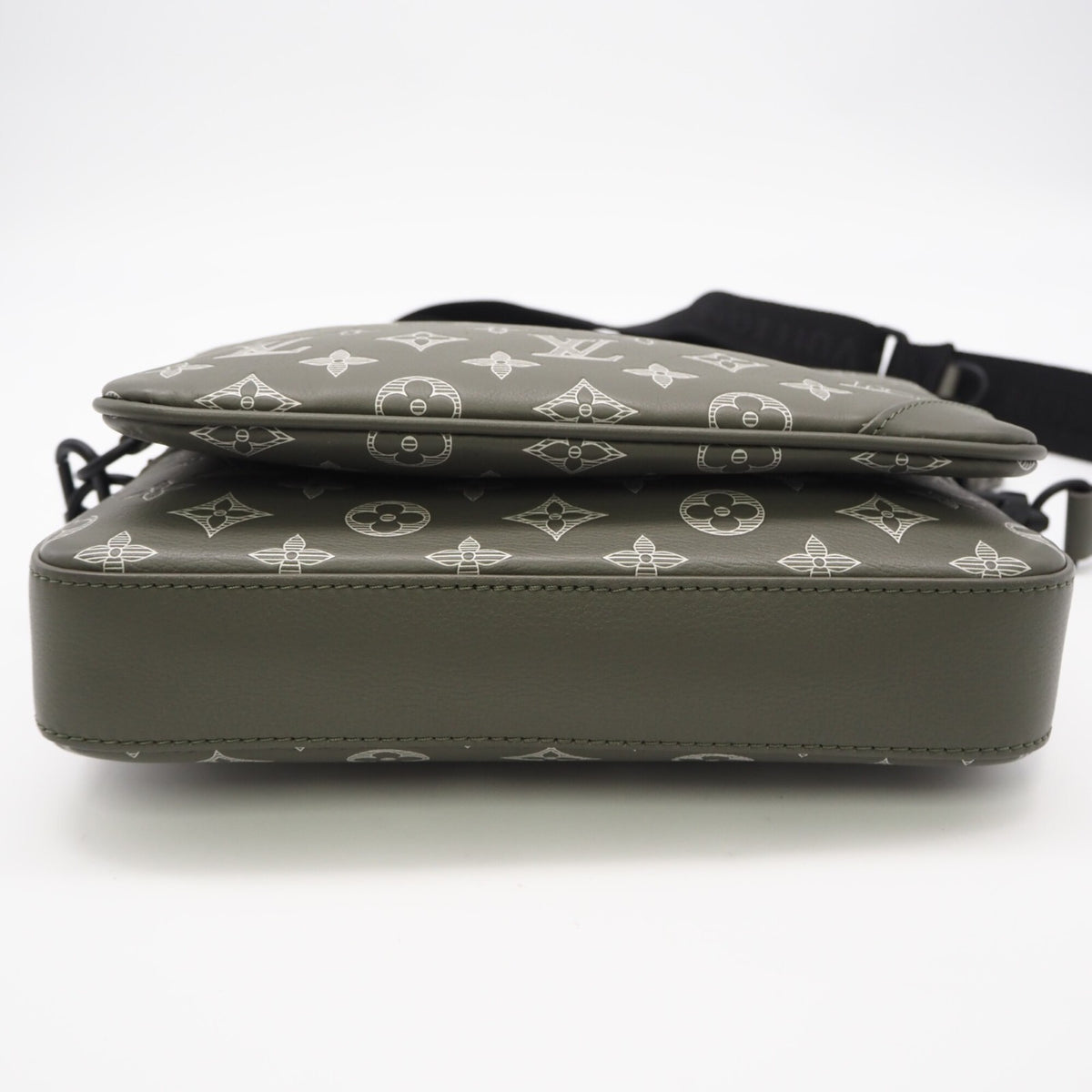 Louis Vuitton Khaki White Leather Shoulder Bag (Pre-Owned)