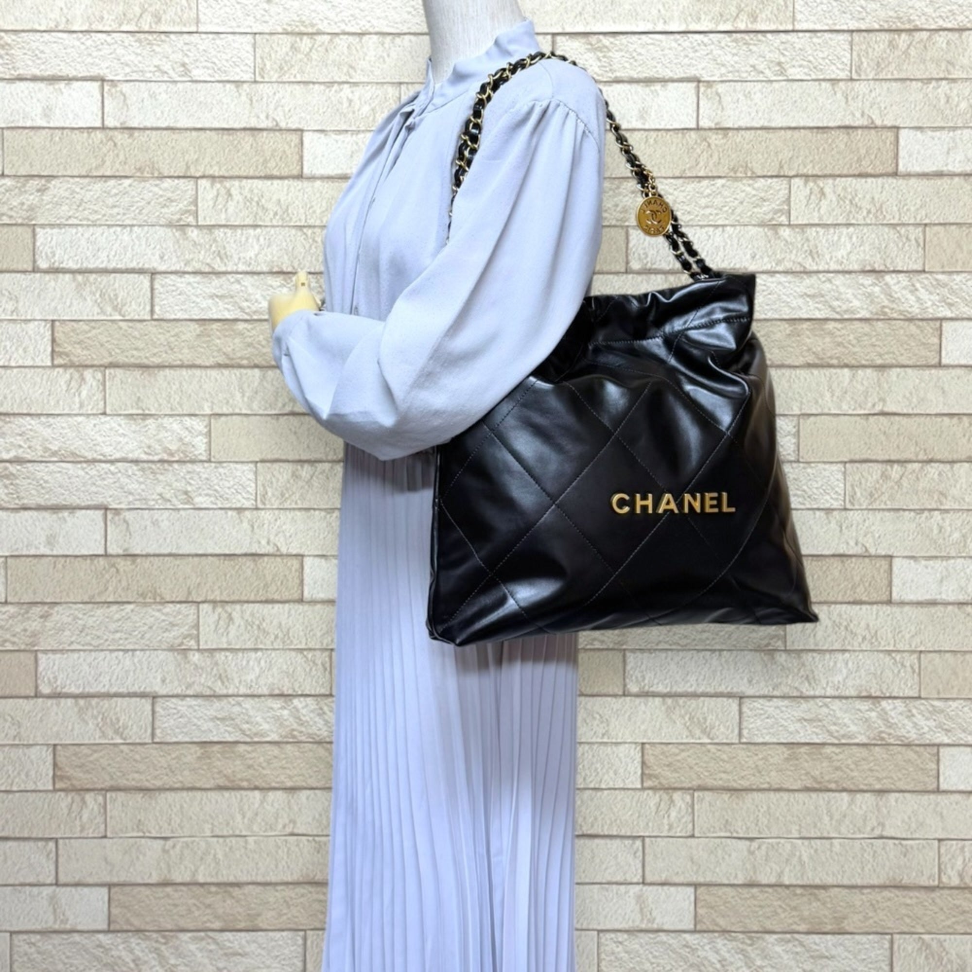 Chanel Black Pouch Shoulder Bag (Pre-Owned)