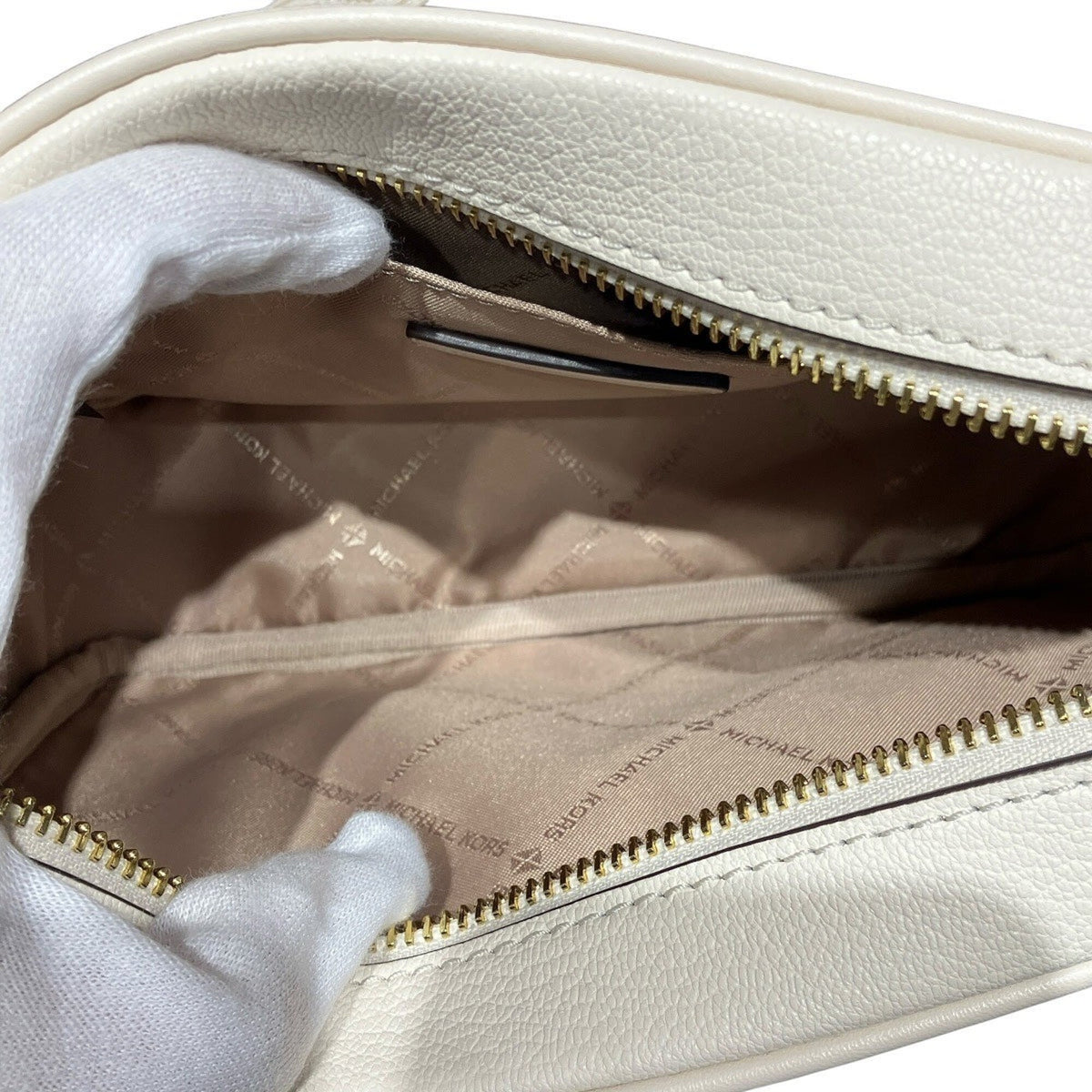 Michael Kors White Leather Pouch Shoulder Bag (Pre-Owned)