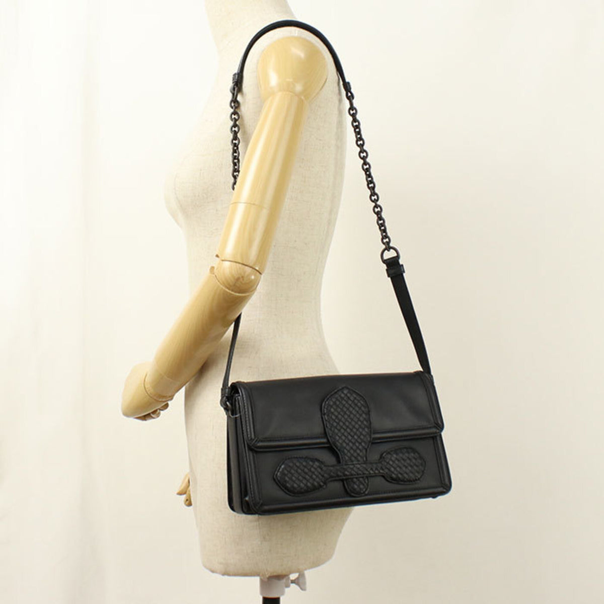 Bottega Veneta Black Leather Shoulder Bag (Pre-Owned)
