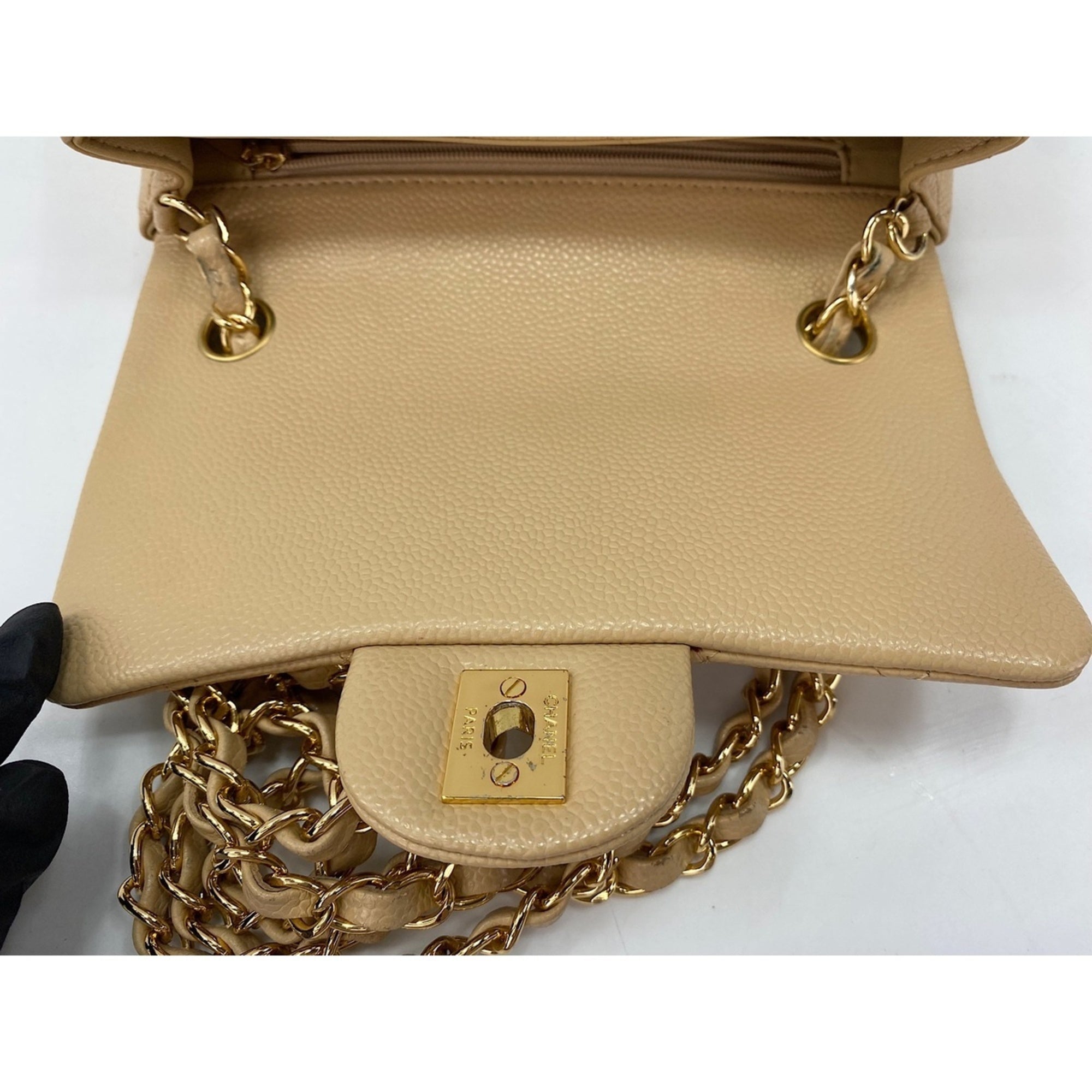 Chanel Beige Shoulder Bag (Pre-Owned)