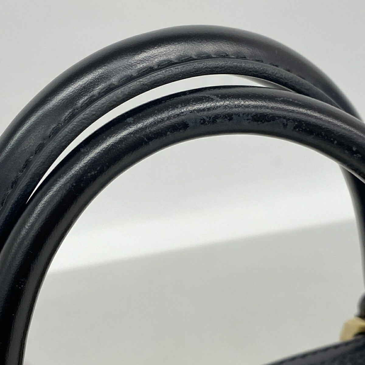 Louis Vuitton Noir Handbag (Pre-Owned)
