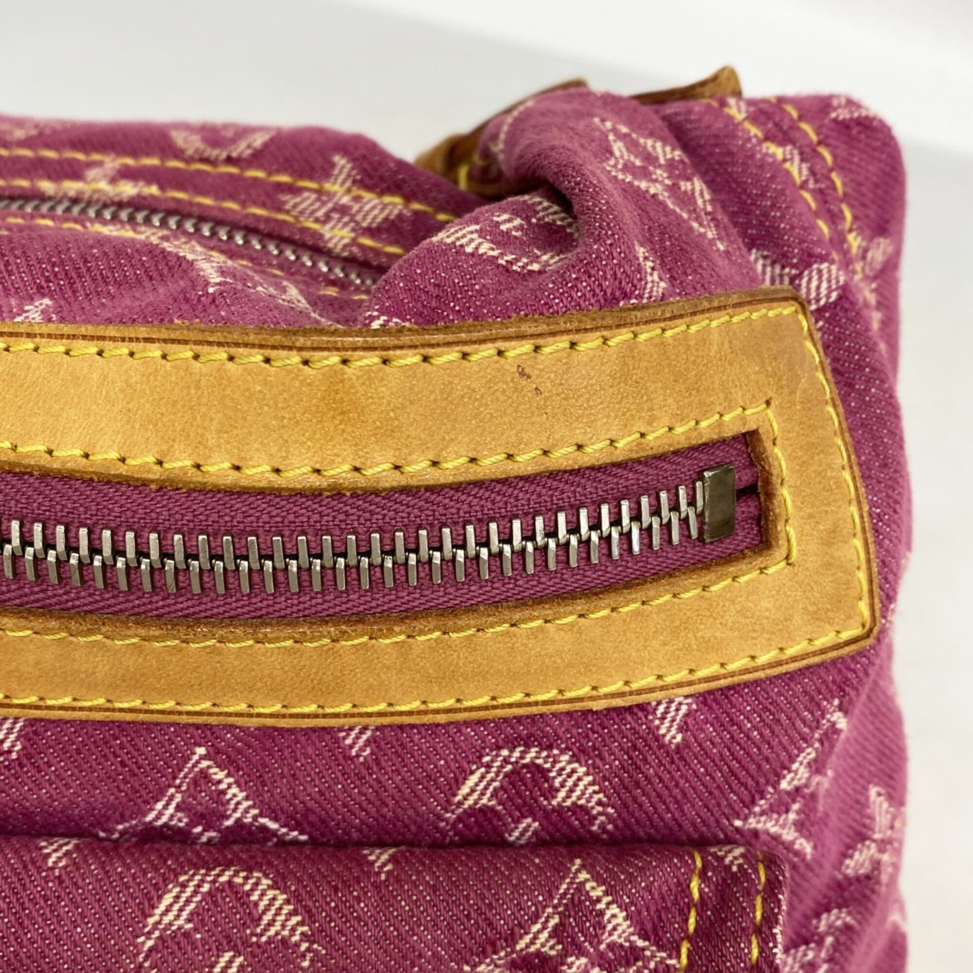 Louis Vuitton Fuchsia Shoulder Bag (Pre-Owned)